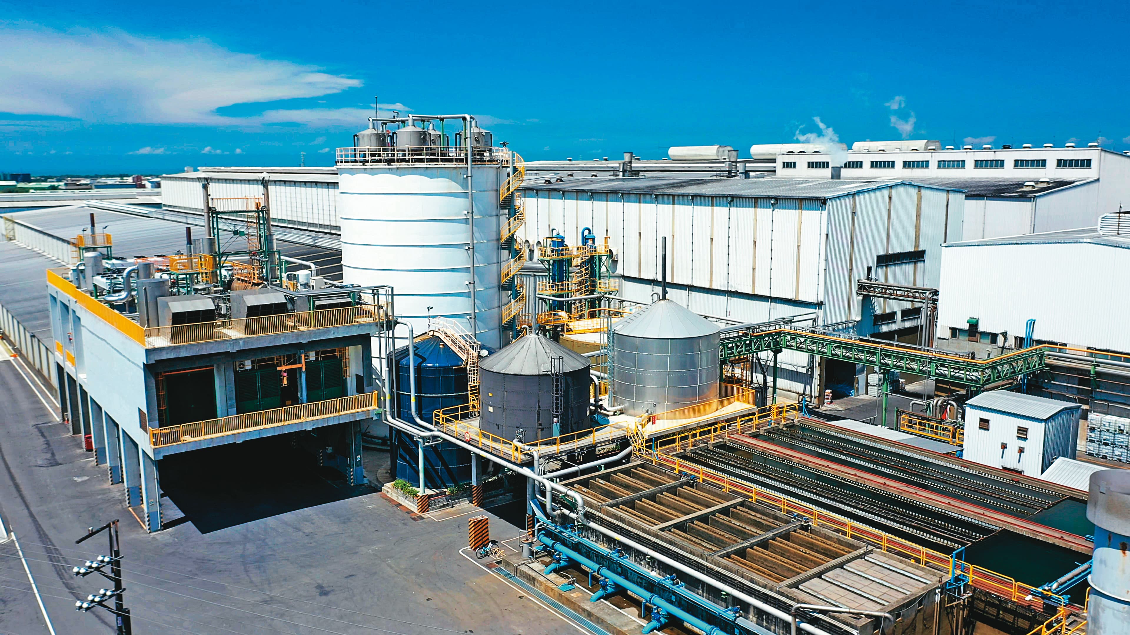 永豐餘新屋廠裝置5,200KW沼氣發電機組,1年最大發電量4,200萬度,可供應近1萬2千戶家庭用電。(永豐餘提供)