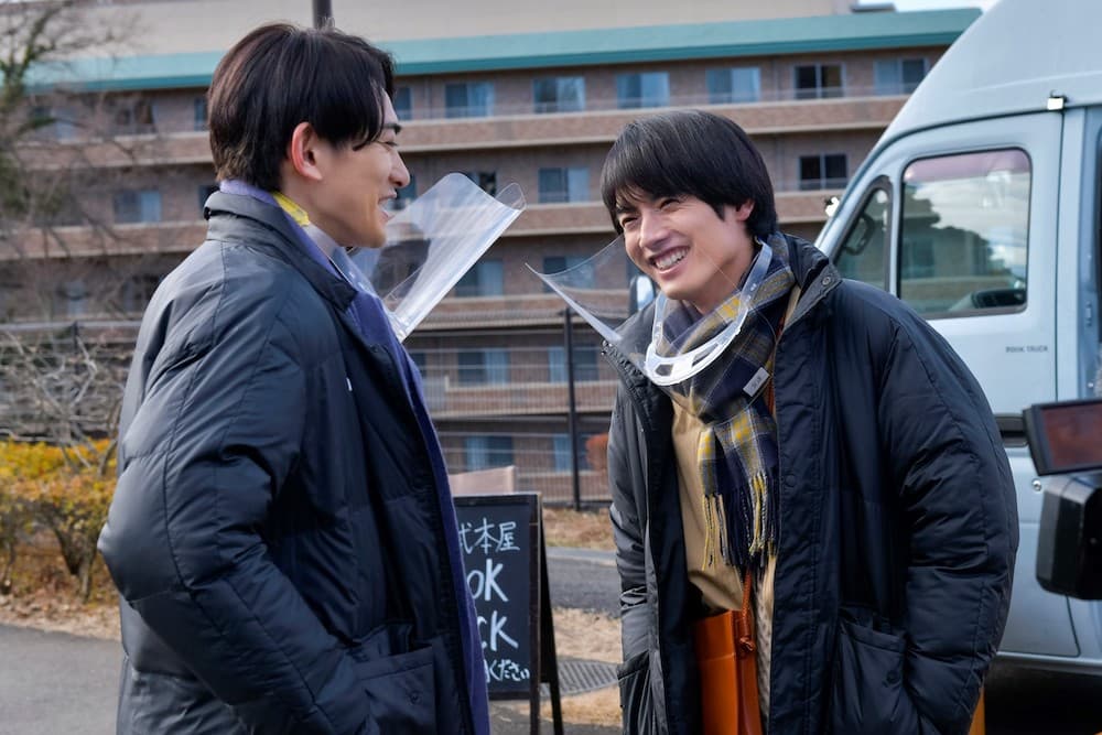 町田啓太(左)和赤楚衛二因為電影版再次合體,兩人在片場一有空檔就聊個不停。(車庫娛樂提供)