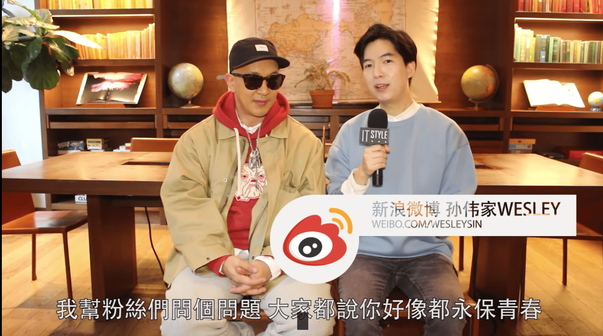 具俊曄(左)2019年接受博主孫偉家(右)專訪,透露了凍齡祕訣。(翻攝自《It Style》YT頻道)