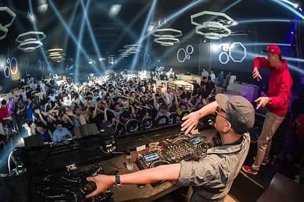 具俊曄以DJ KOO在各俱樂部表演。(翻攝具俊曄IG)
