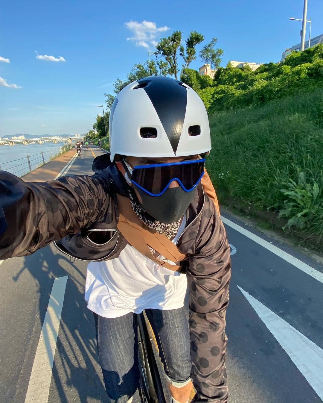 具俊曄騎單速車經常自拍。(翻攝具俊曄IG)