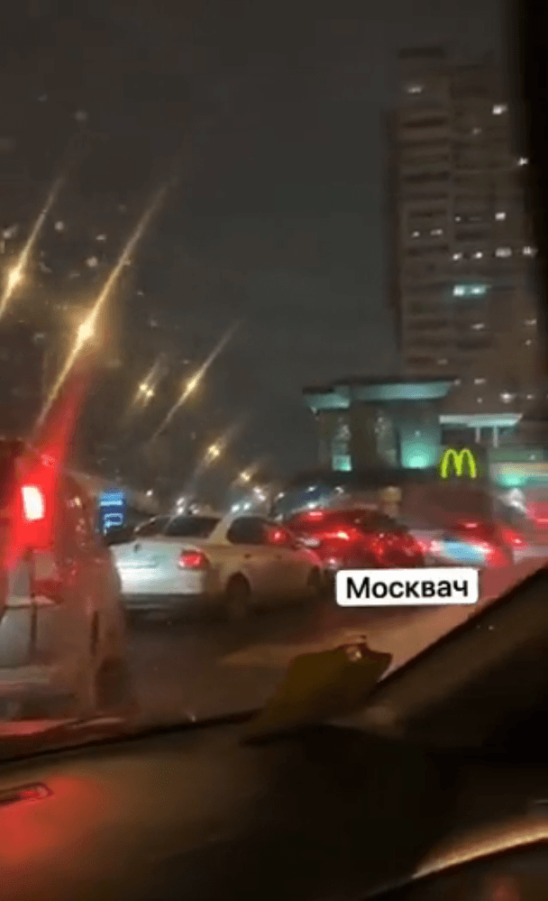 民眾在大雪中排隊買得來速,車隊看不見盡頭。(翻攝raging545推特)