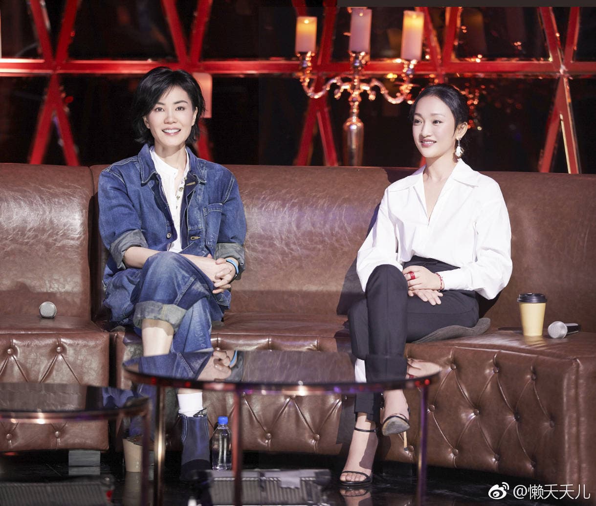 儘管周迅與王菲曾是情敵，但周迅不僅曾與王菲愛女竇靖童爆曖昧情，也曾與王菲在節目同台。（微博圖片）