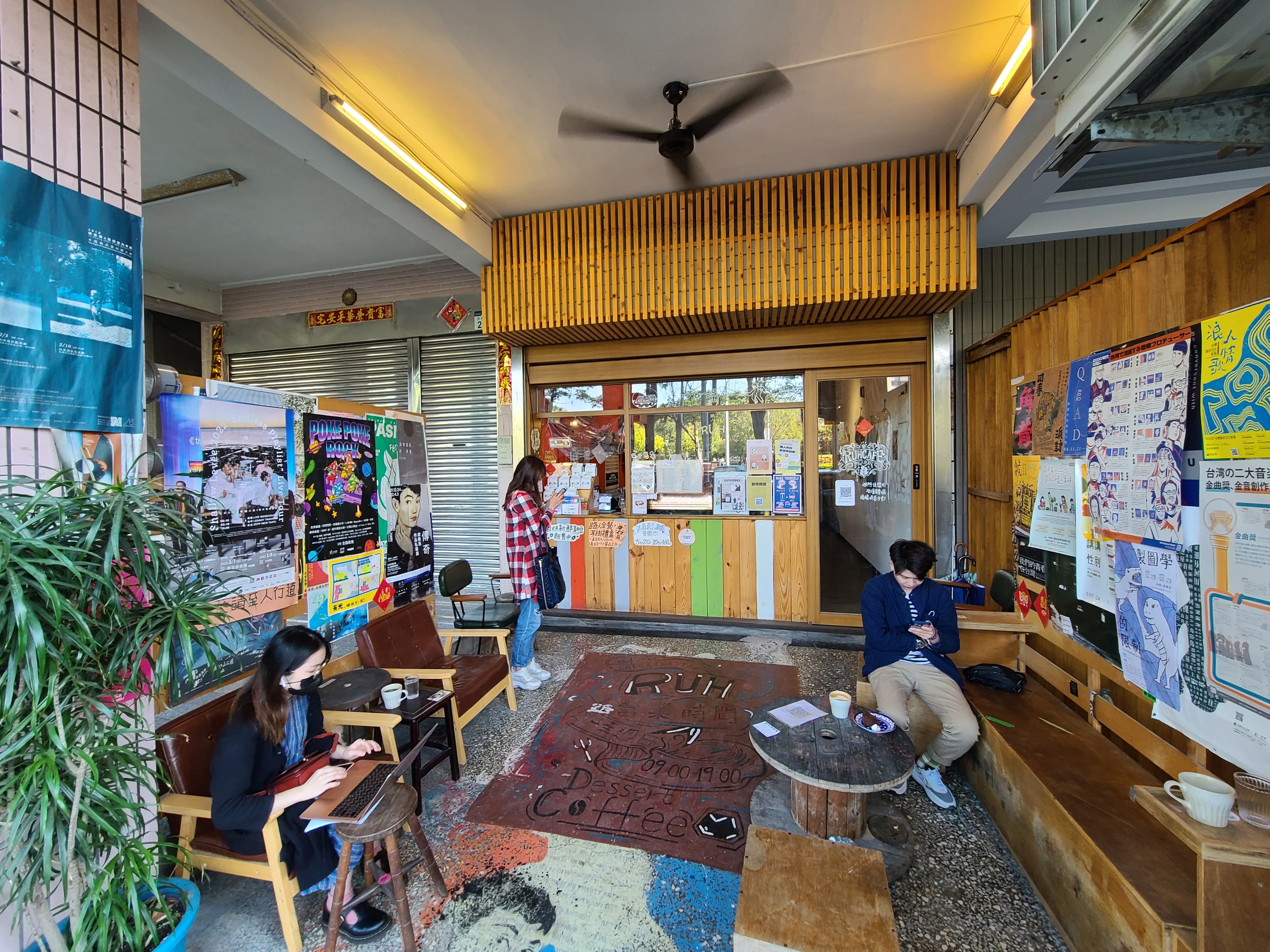 如今路人咖啡一號店已慢慢補足、更新成一個有門且更加完整的咖啡館。
