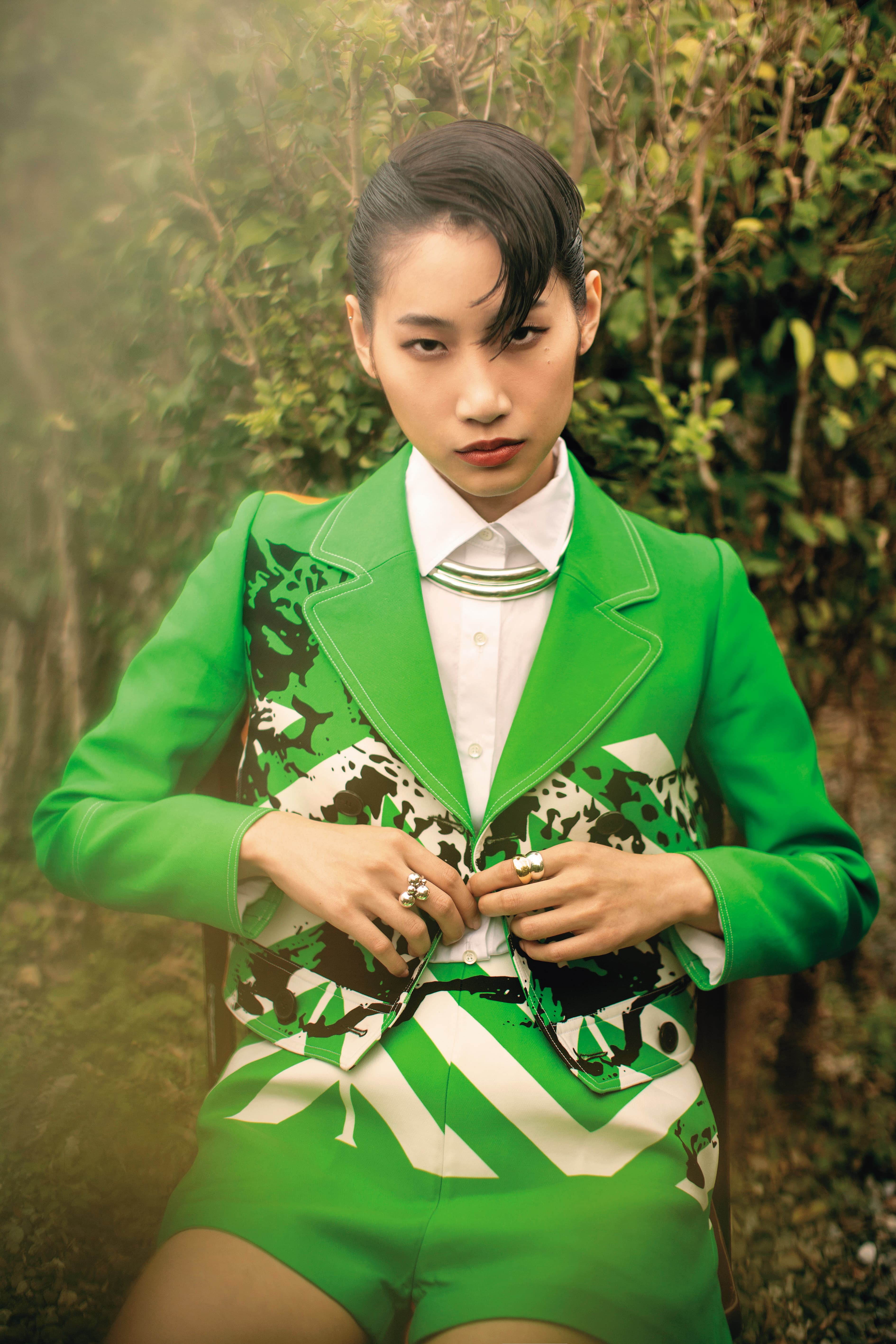 D-Jungle Pop蕨綠色短版夾克外套NT$185,000 by DIOR／白色襯衫NT$42,000 by DIOR／D-Jungle Pop蕨綠色短褲NT$120,000 by DIOR／CURVE系列純銀頸環NT$42,000 by GEORG JENSEN／CURVE系列18K黃金與純銀戒指NT$55,900 by GEORG JENSEN／MOONLIGHT GRAPES系列純銀戒指NT$11,500 by GEORG JENSEN