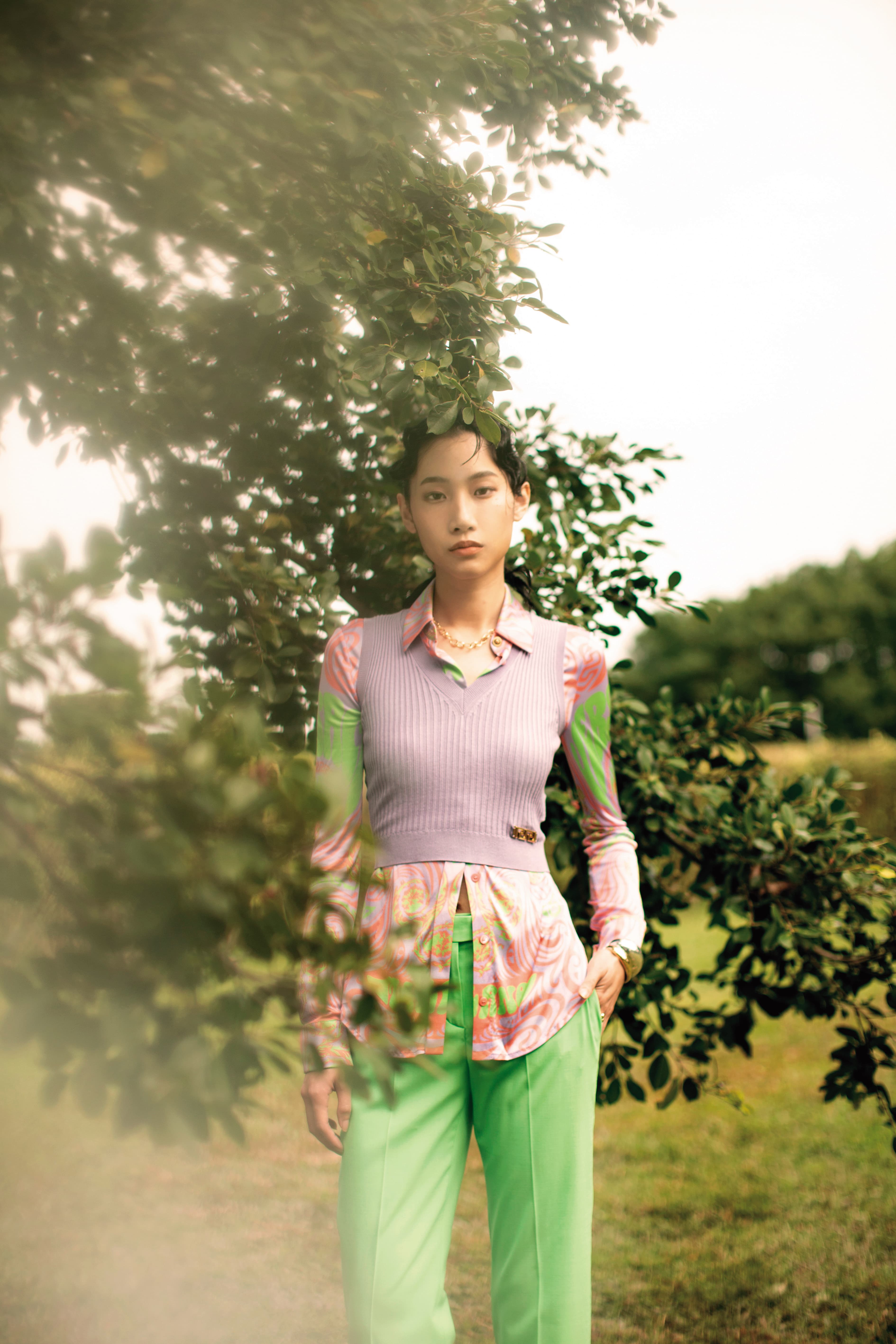 Greca無袖針織NT$23,000 by VERSACE／Medusa Music襯衫NT$41,000 by VERSACE／Medusa蘋果綠長褲NT$37,000 by VERSACE／ OFFSPRING系列18K黃金漸變鏈節項鍊NT$370,000 by GEORG JENSEN／CURVE系列18K黃金與純銀手鐲NT$161,000 by GEORG JENSEN／MOONLIGHT GRAPES系列18K黃金戒指NT$41,000 by GEORG JENSEN