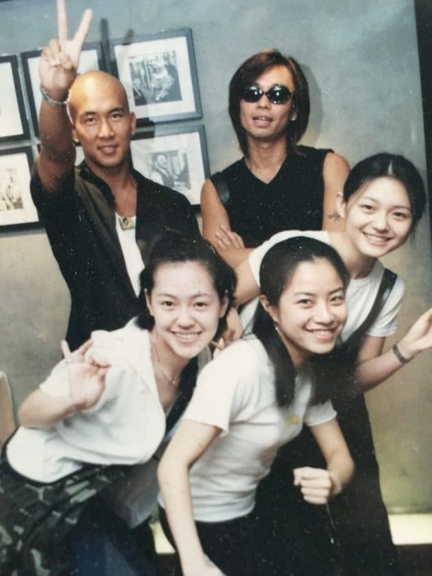 具俊曄（後排左一順時針起）、姜元來、大S、徐懷鈺、小S（徐熙娣），在1999年合影。（翻攝自姜元來臉書）