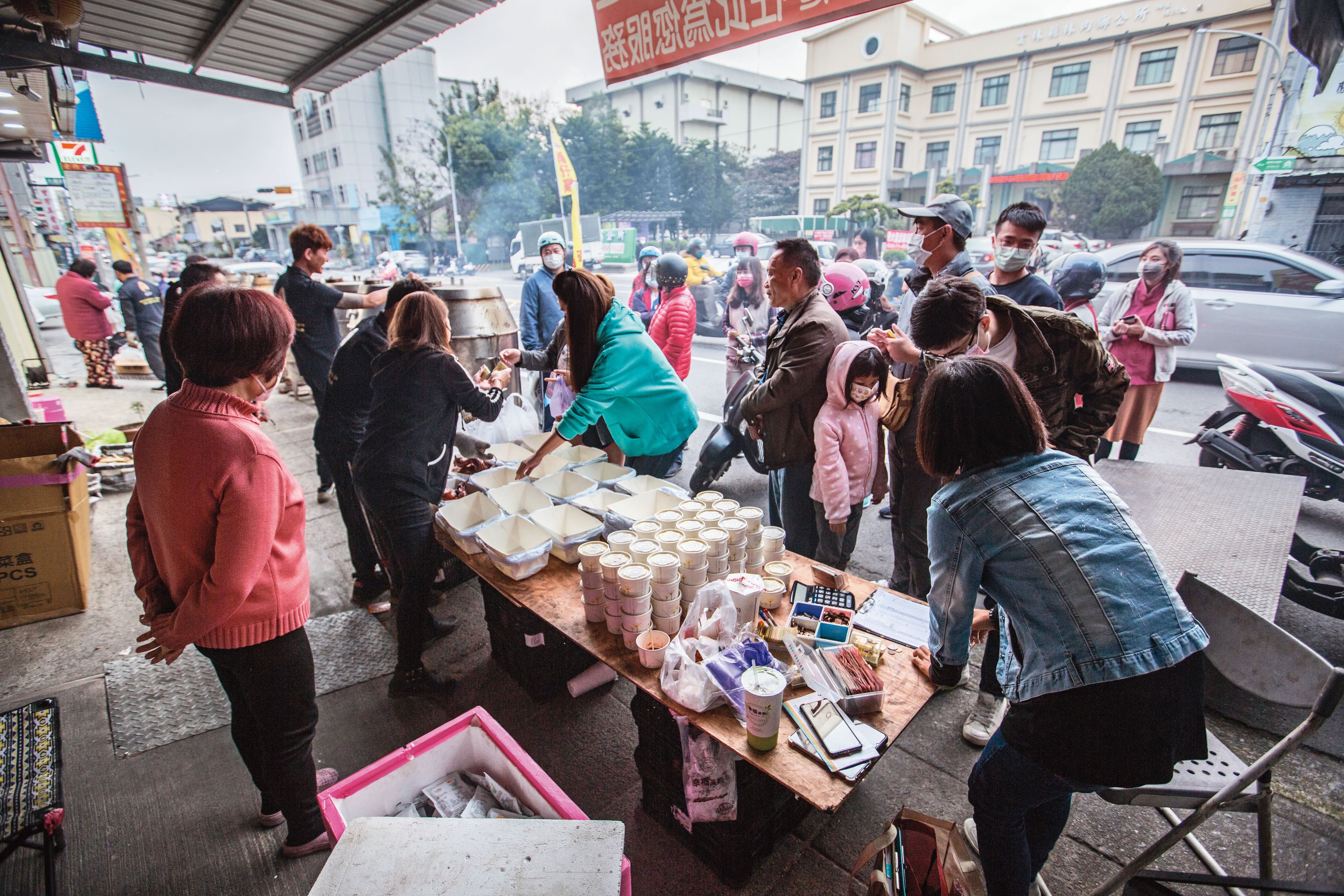 鄭敬仁在粉專公告開團時間與地點，烤雞都瞬間秒殺，還有網友特別跨縣市朝聖。
