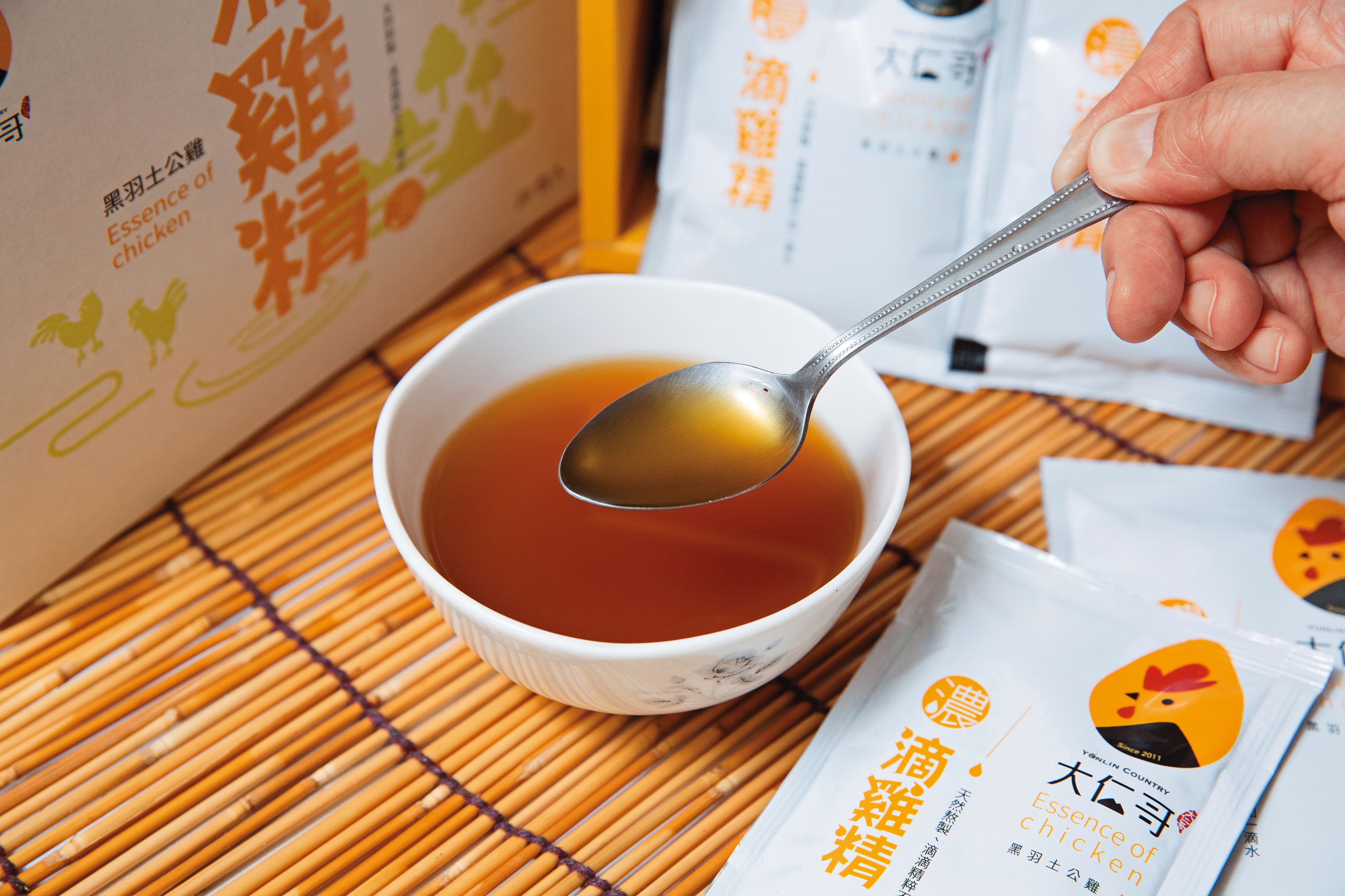 除了烤雞，鄭敬仁也推出以熟齡黑羽公雞，慢火熬煮15小時以上製成的滴雞精，希望開拓不同市場。（90元／包）