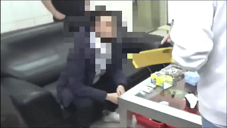 警方曝光的畫面顯示,明明有出示搜索票,打臉發文者說詞偏頗且不實。(翻攝畫面)