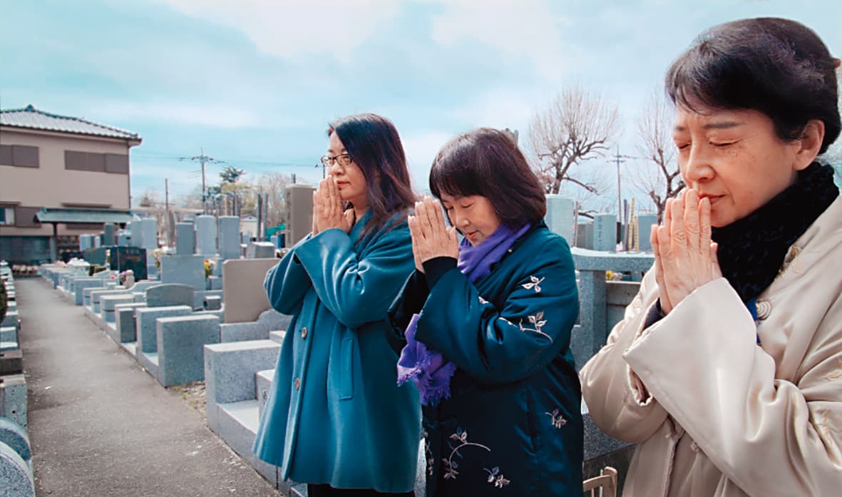朱天文(右起)、朱天心與朱天衣前往日本祭拜對朱家文學系譜影響深遠的胡蘭成之墓。(目宿媒體提供)