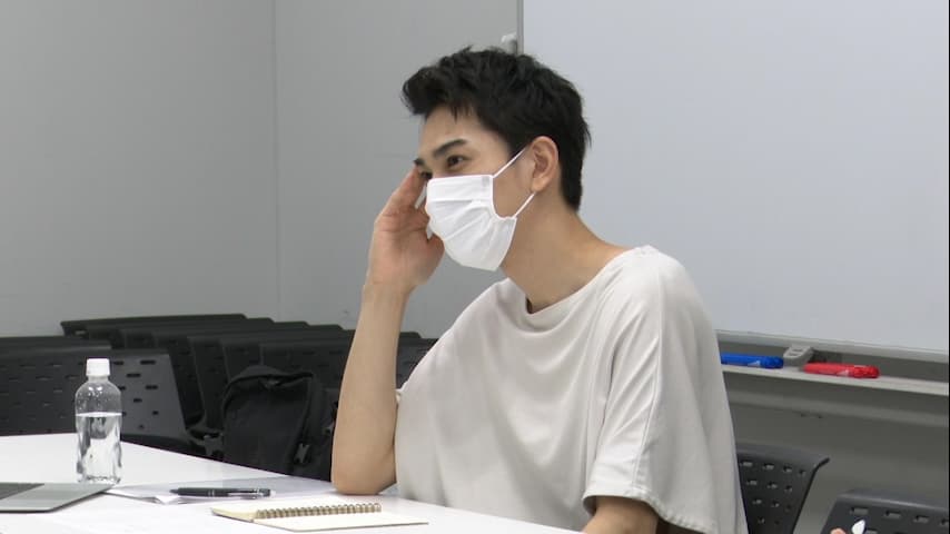 町田啓太在劇本會議時提出男主角的「摸眉毛」習慣,讓觀眾在看劇時更好掌握換魂狀況。(車庫娛樂提供)