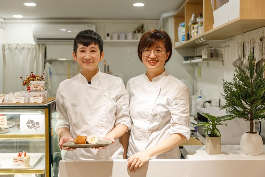 不同學習背景的Dylan（左）與斯斯（右）結合二人甜點所長，使「杏仁核」的蛋糕帶有日法混血的風格。