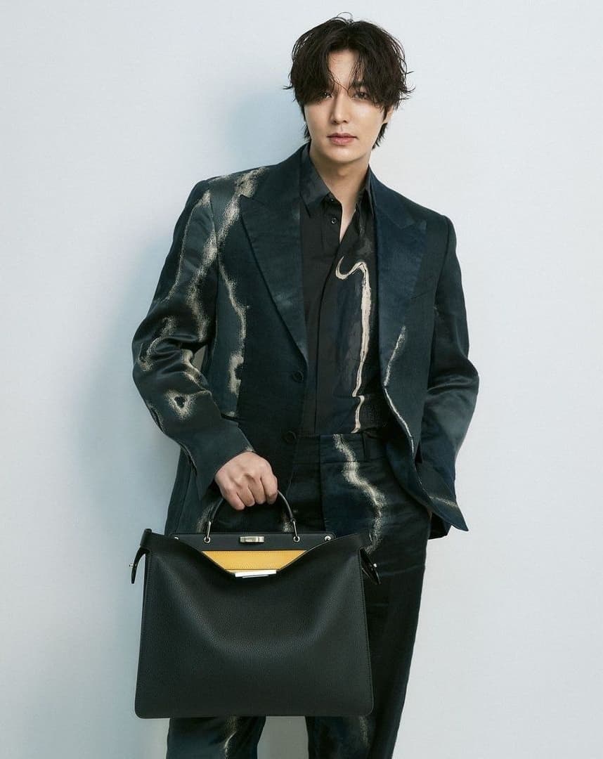 李敏鎬身穿FENDI 2022年春夏男裝系列,並提著經典的Peekaboo ISeeU Medium男包。(翻攝自李敏鎬IG)