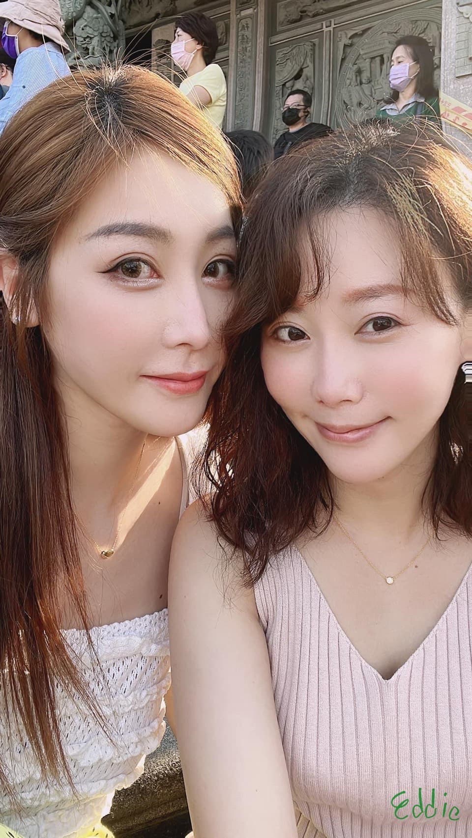 女星陳映璇(右)及吳沐玹(左)也來參觀櫻花節活動。(陳孝志提供)