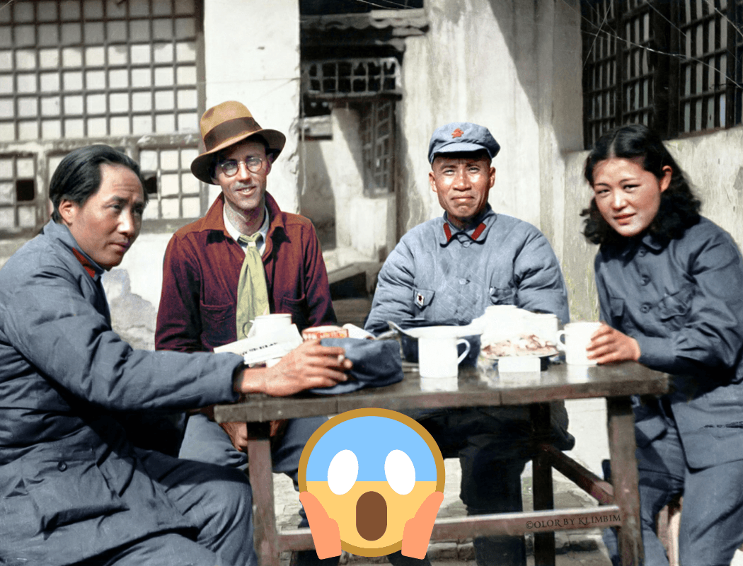 1937年,毛澤東(左1)在延安會見美國記者厄爾利夫(左2),朱德(右2)與女翻譯吳莉莉(右1)也在場。(翻攝自歷史時空臉書)
