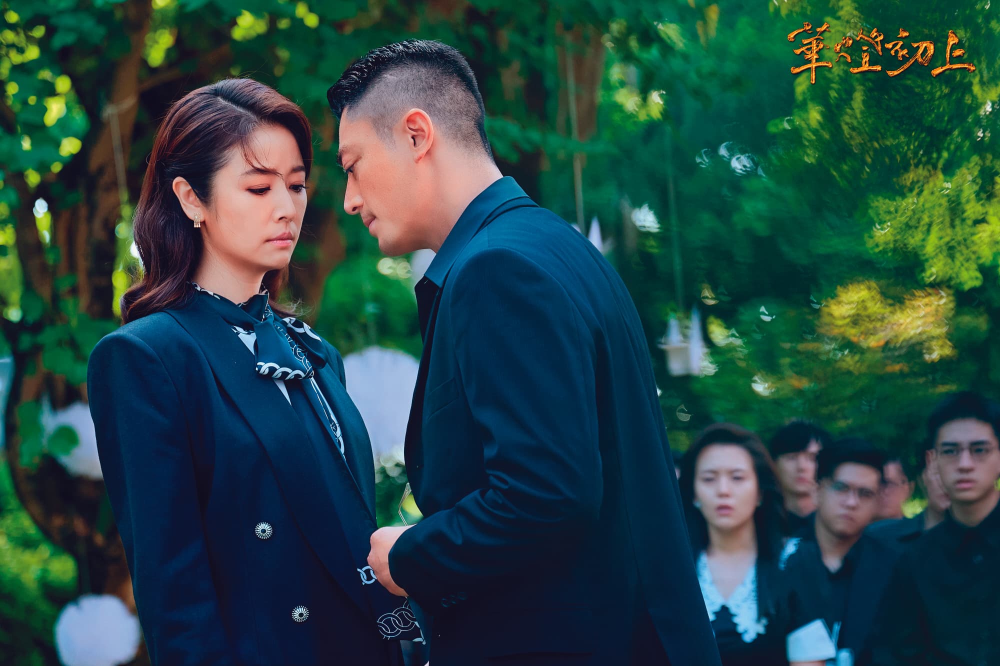 林心如(左)製作、主演《華燈初上》,還找來老公霍建華(右)客串,點閱、評價大有斬獲,讓她站上事業高峰。(翻攝自《華燈初上》臉書)