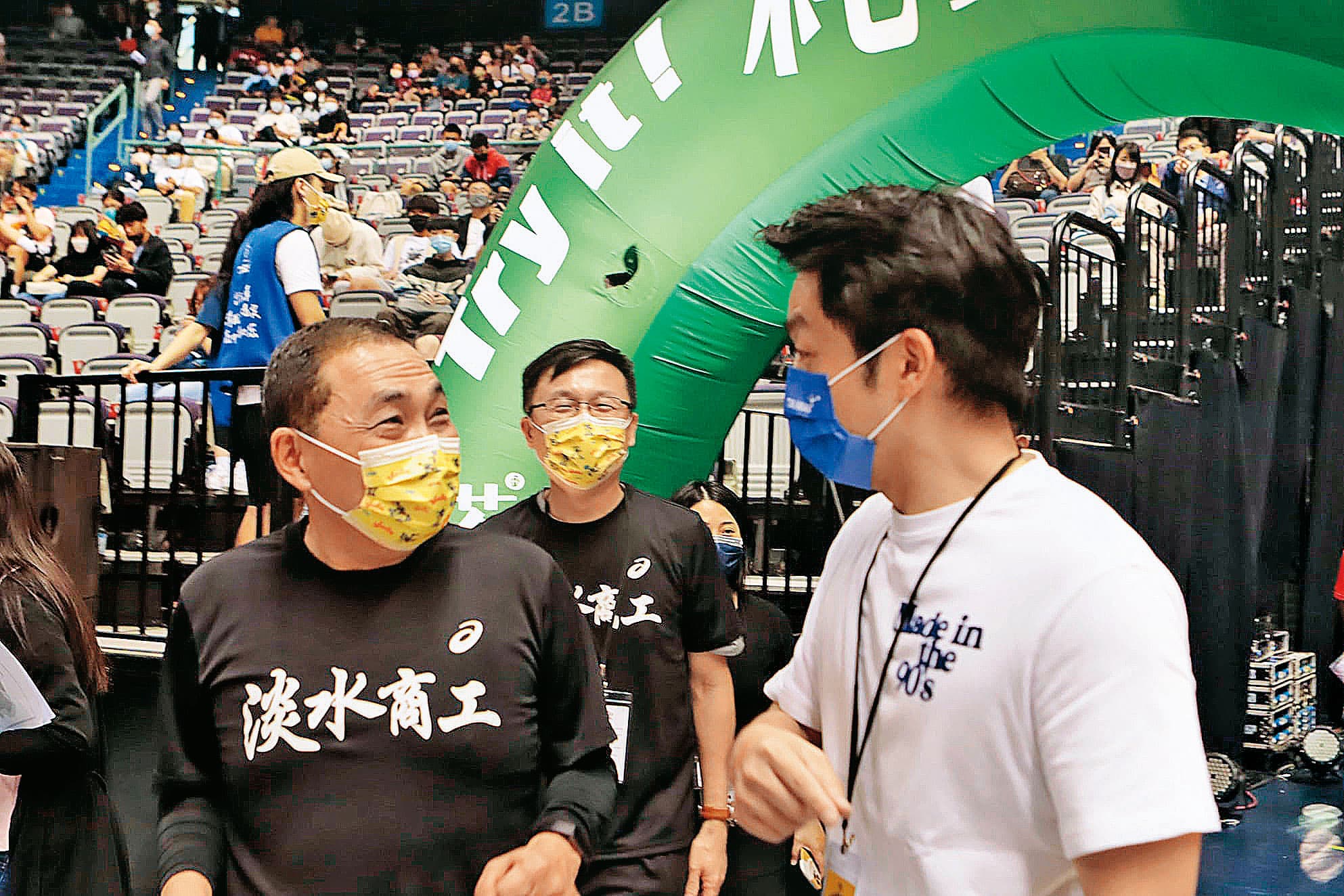 藍營內評估,在台北市三腳督戰局下,「侯友宜路線」恐不適合蔣萬安。圖為2人13日出席HBL決賽。(翻攝蔣萬安臉書)