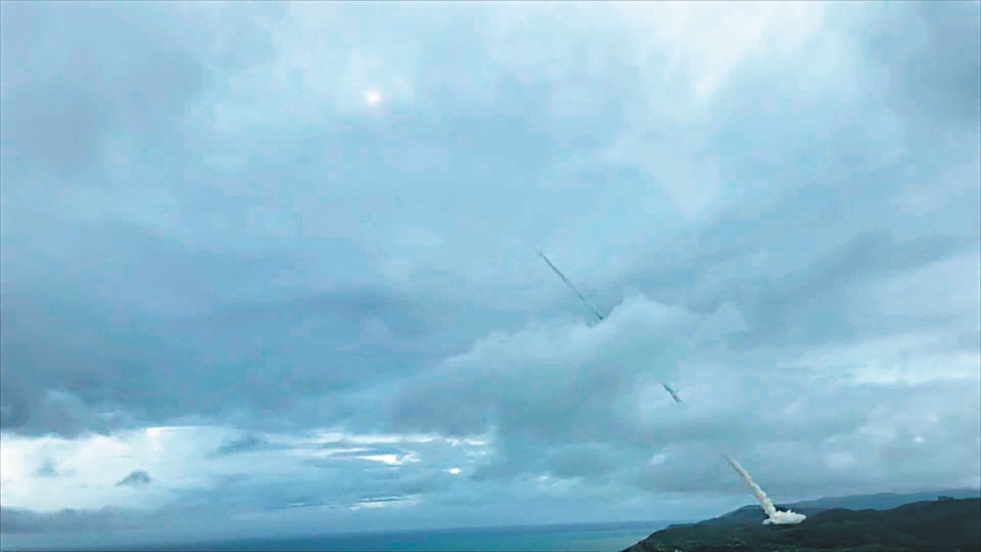 中科院多次在屏東九鵬基地試射雲峰飛彈,速度達6馬赫,升空至20公里高再快速俯衝攻擊,威力強大。(軍聞社)