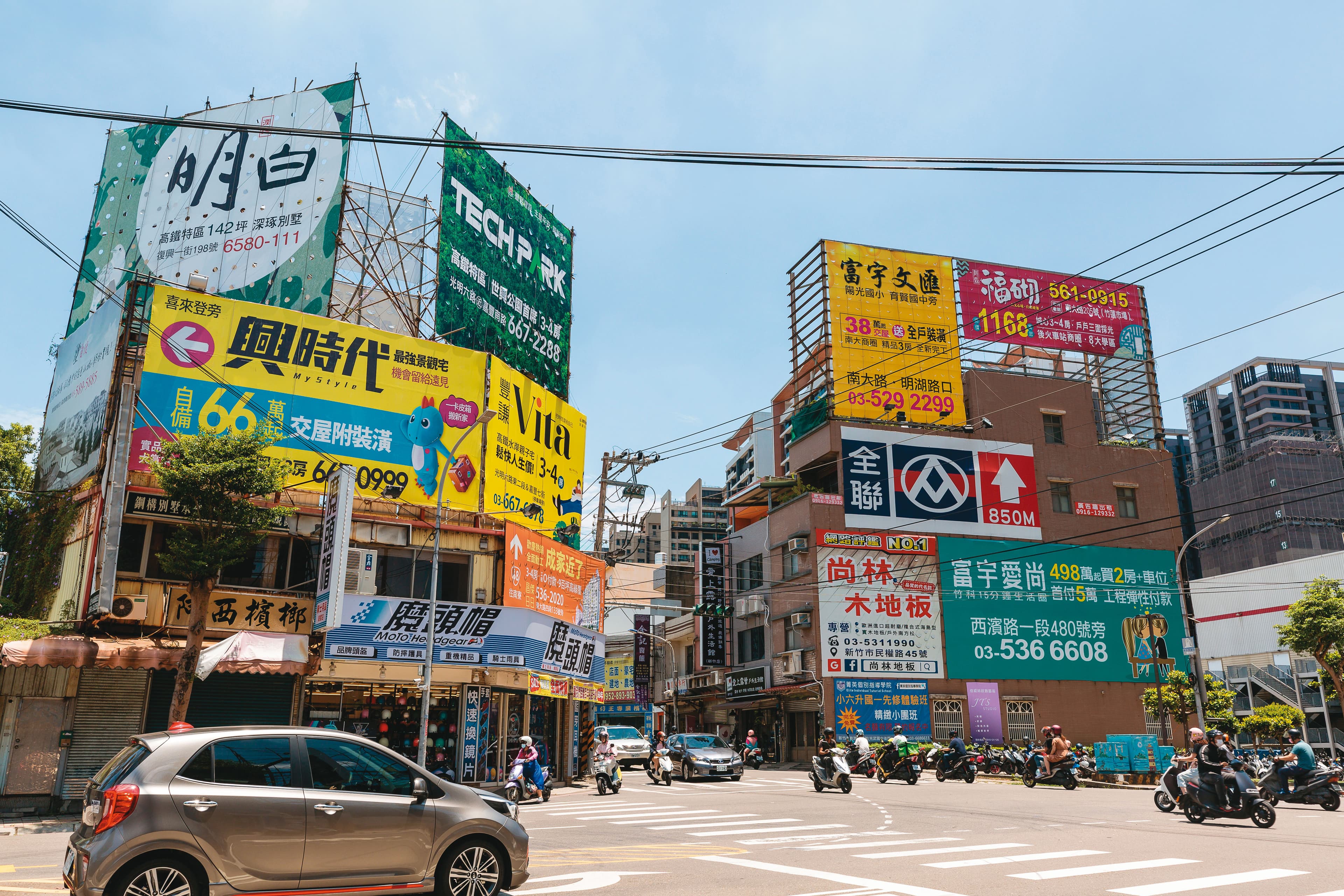 買預售屋，建商若未依交屋期限交屋，民眾可依公版契約的規定，要求逾期每日賠付萬分之5的利息。