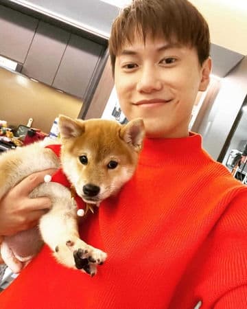 邱宇辰和愛犬合照。(翻攝自邱宇辰IG)