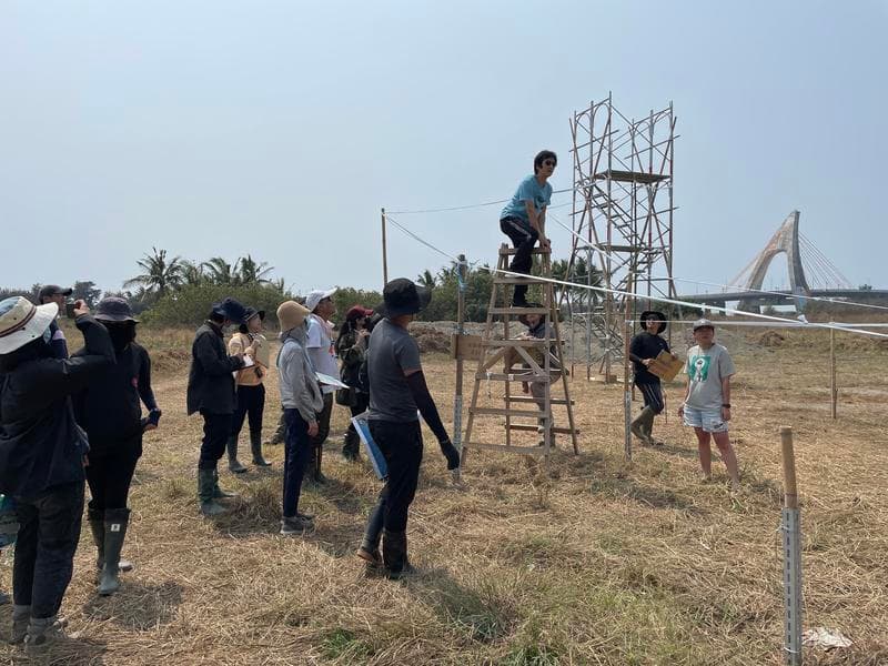 去年魏德聖還帶媒體探班《台灣三部曲》搭建場景、整地等工作,如今他卻笑說:「那邊的草長得比屋子還高了」。(米倉影業提供)