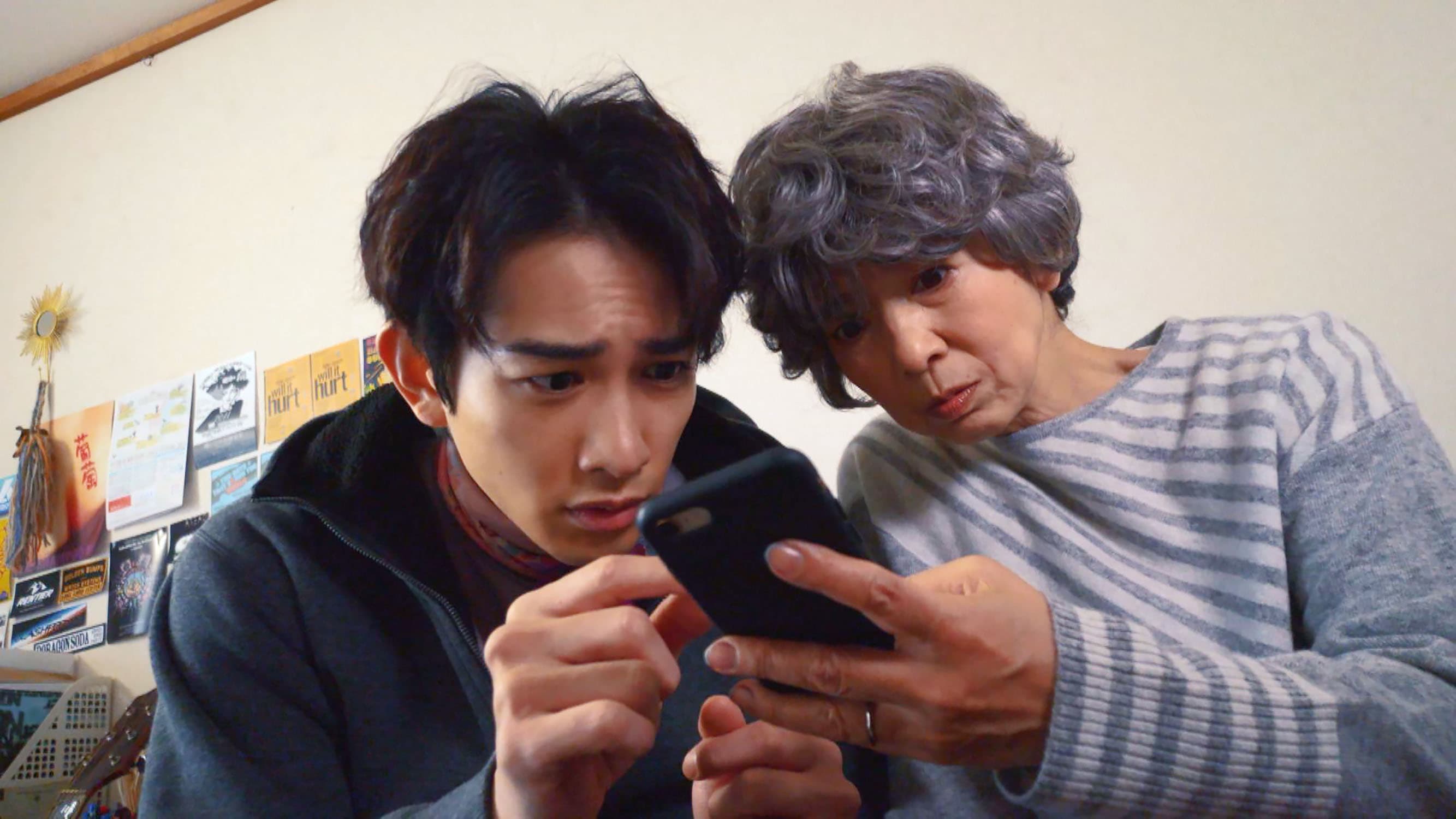 劇中町田啓太(左)和宮崎美子靈魂互換,兩人在演技上也下足功夫。(車庫娛樂)©️"BOKUDORA" Film Partners