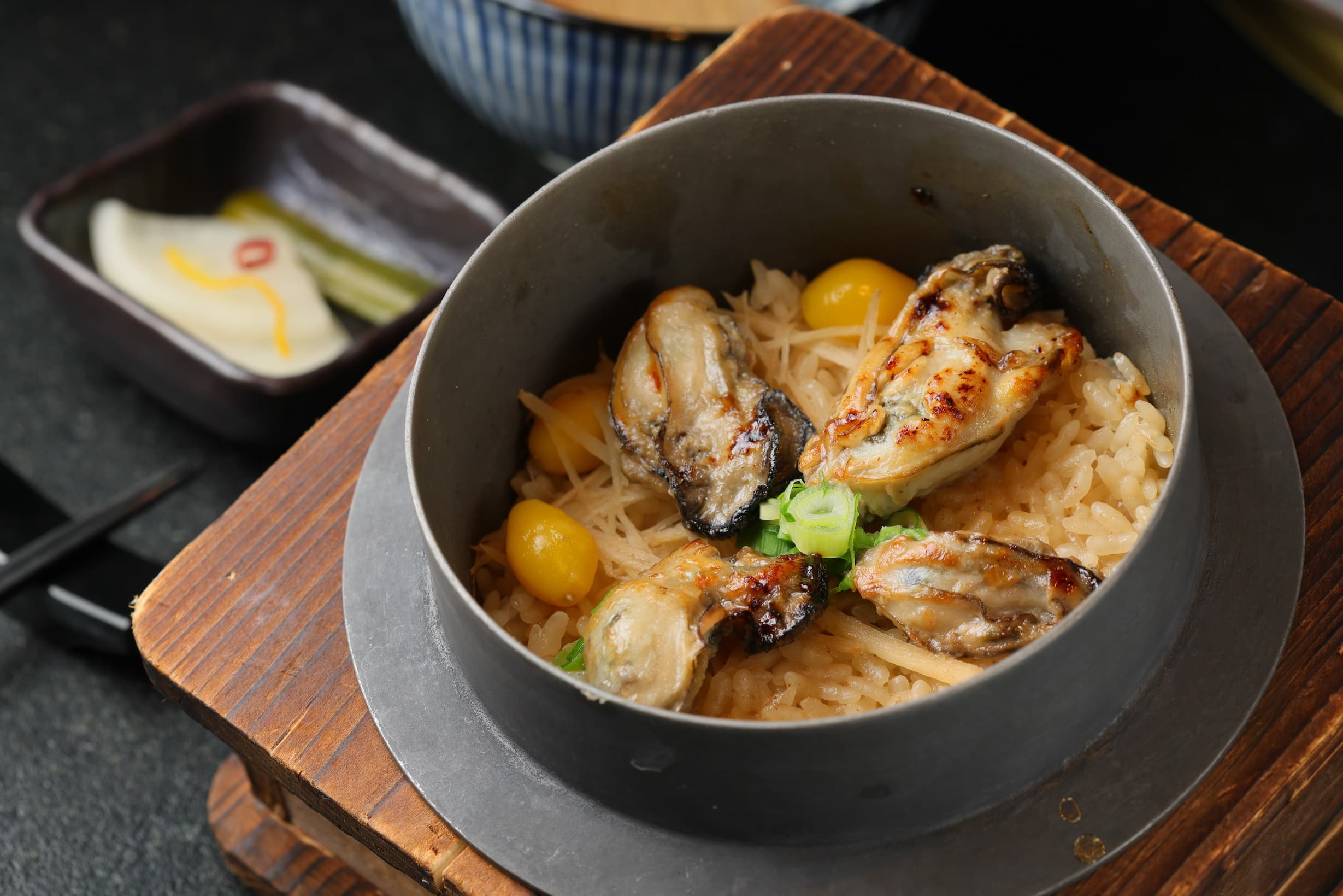 「日本牡蠣釜飯」海味鮮美、白飯香Q，附高湯可做成泡飯二吃。（350元／小份）