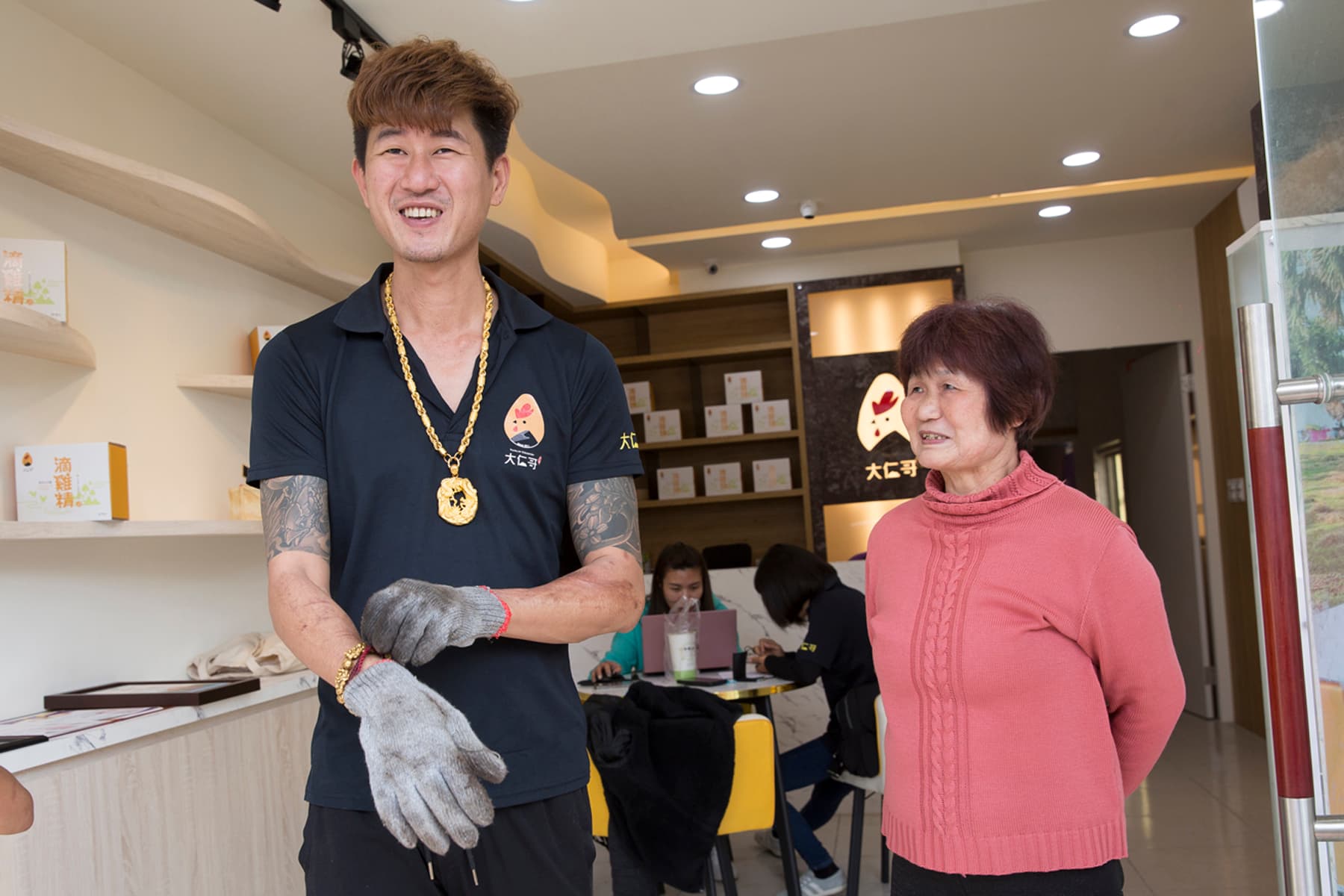 鄭敬仁（左）少時走偏，母親曾蘭鳳（右）憂心卻不曾打罵。