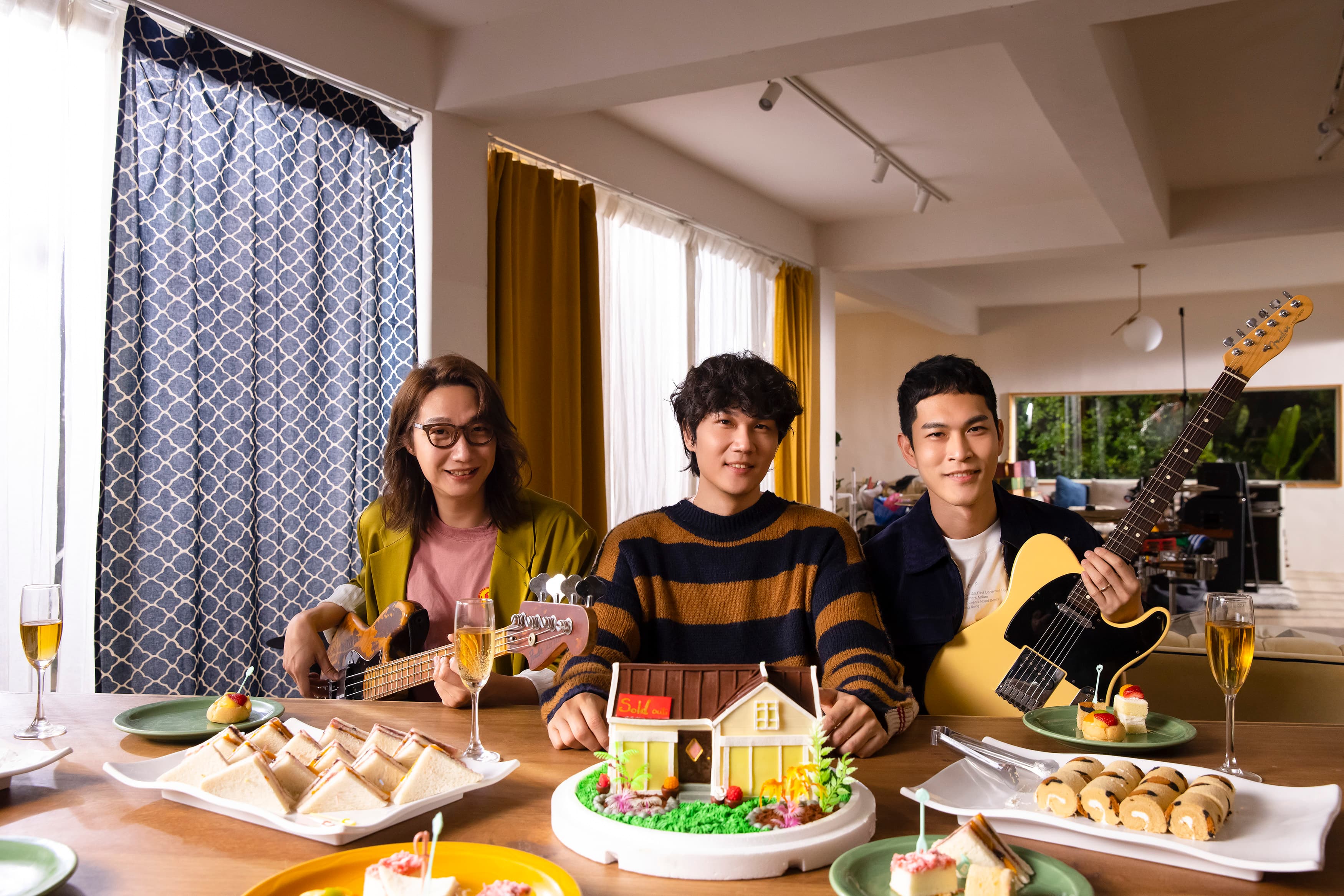 宇宙人方Q(左起)、小玉和阿奎拍〈你的樣子〉MV,實現入住豪宅的「理想狀態」。(相信音樂提供)