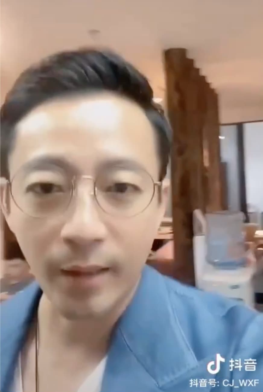 汪小菲自拍辦公室內部,透露正與公司高層在研究餐廳菜單。(翻攝自汪小菲抖音)