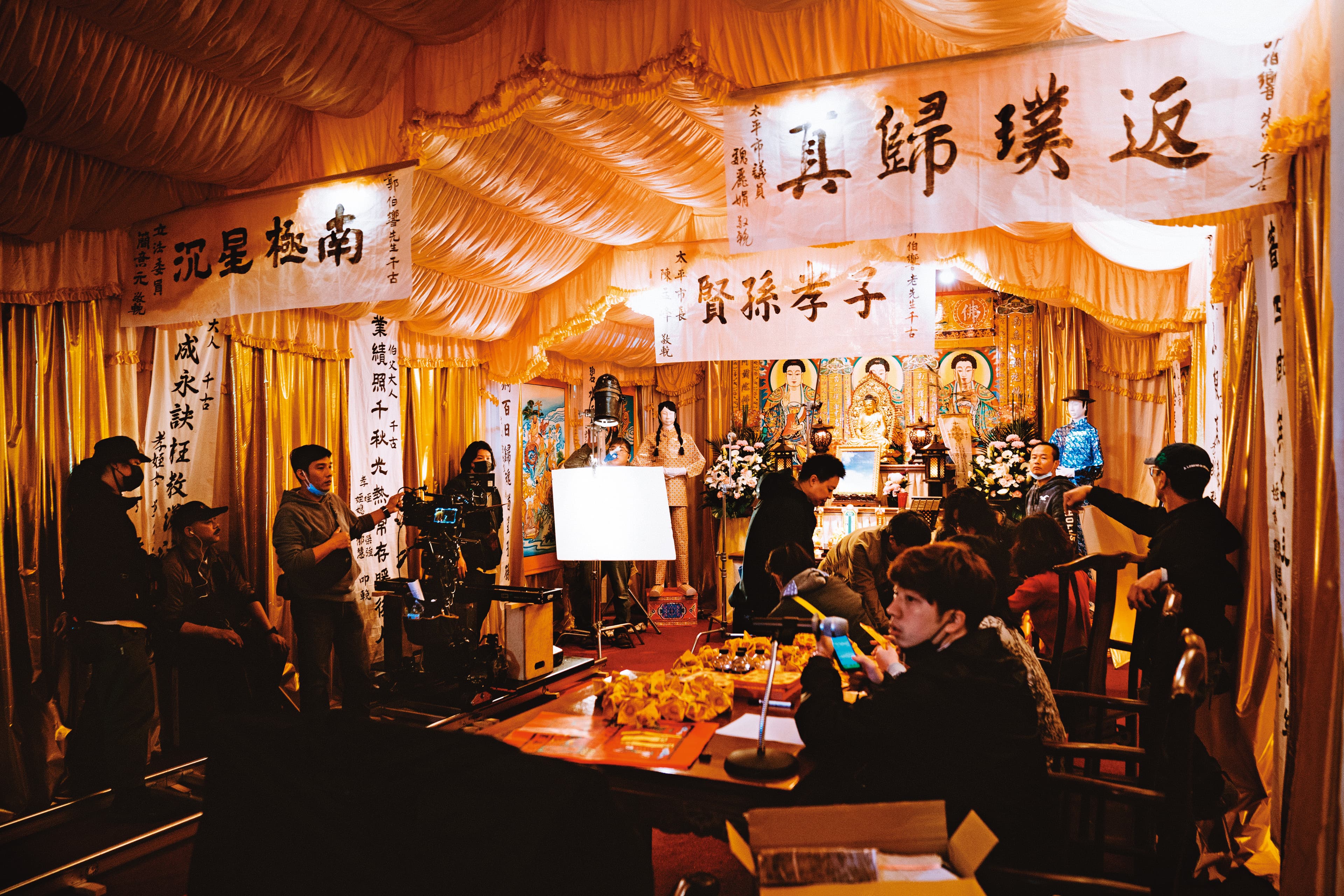 黃文英對視覺美感很要求,從第1集殯儀館場景的配色、道具中,足見其用心程度。(CATCHPLAY提供)