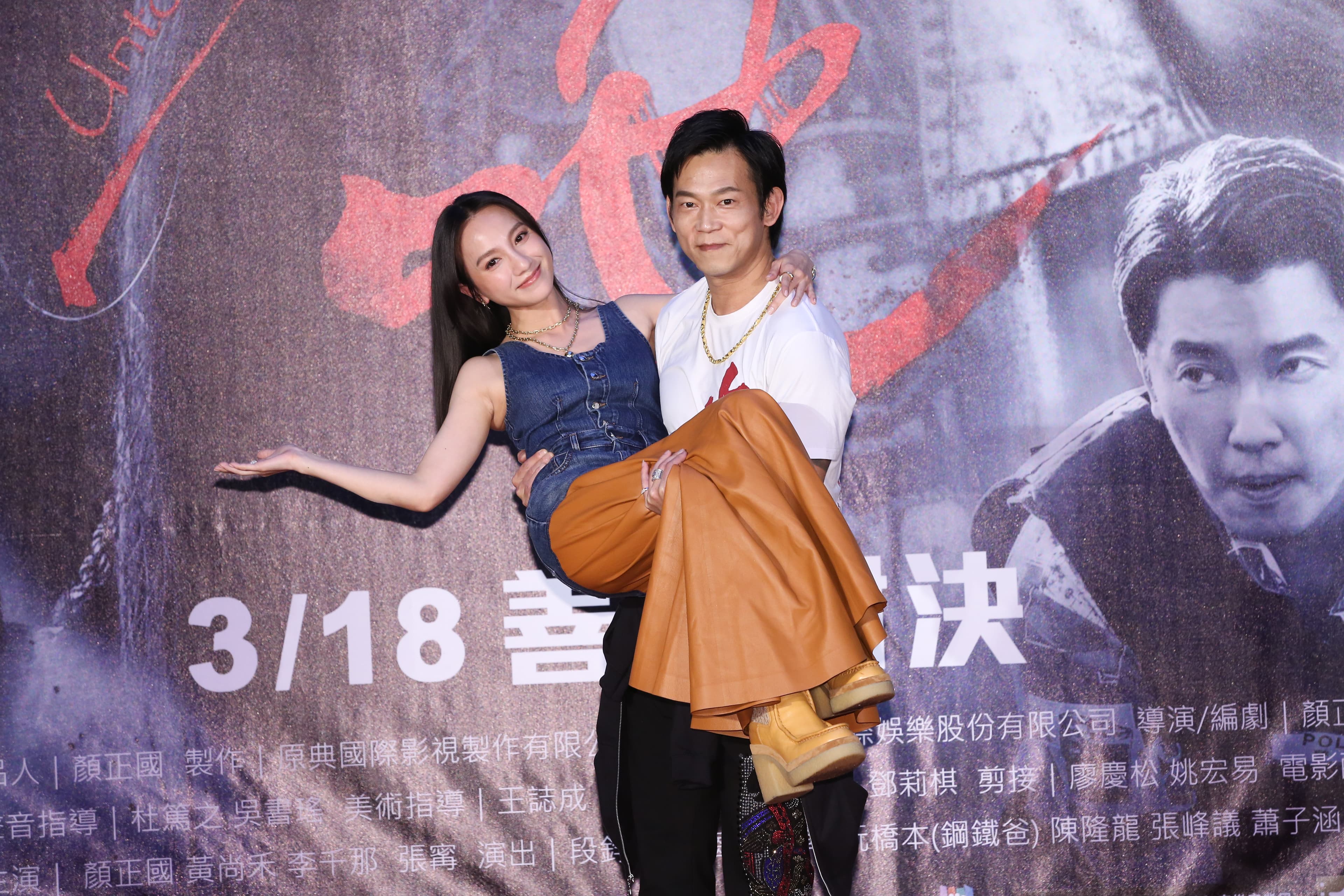 顏正國公主抱起片中的老婆張寗,主持人笑稱「一抱還一報」,報答老婆為他的付出。