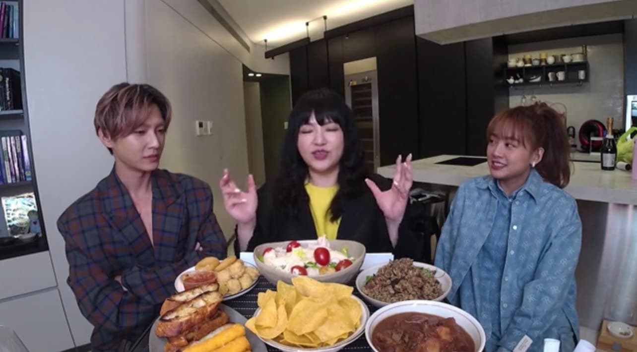 直播中,炎亞綸(左)談及了3月11日在苗栗神仙谷取景拍攝《初擁》一事。(翻攝自唐綺陽臉書)