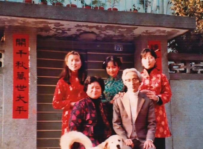 朱西甯、劉慕沙與女兒朱天文、朱天心和朱天衣,在台北市辛亥路的房子前合影。(朱天文提供)