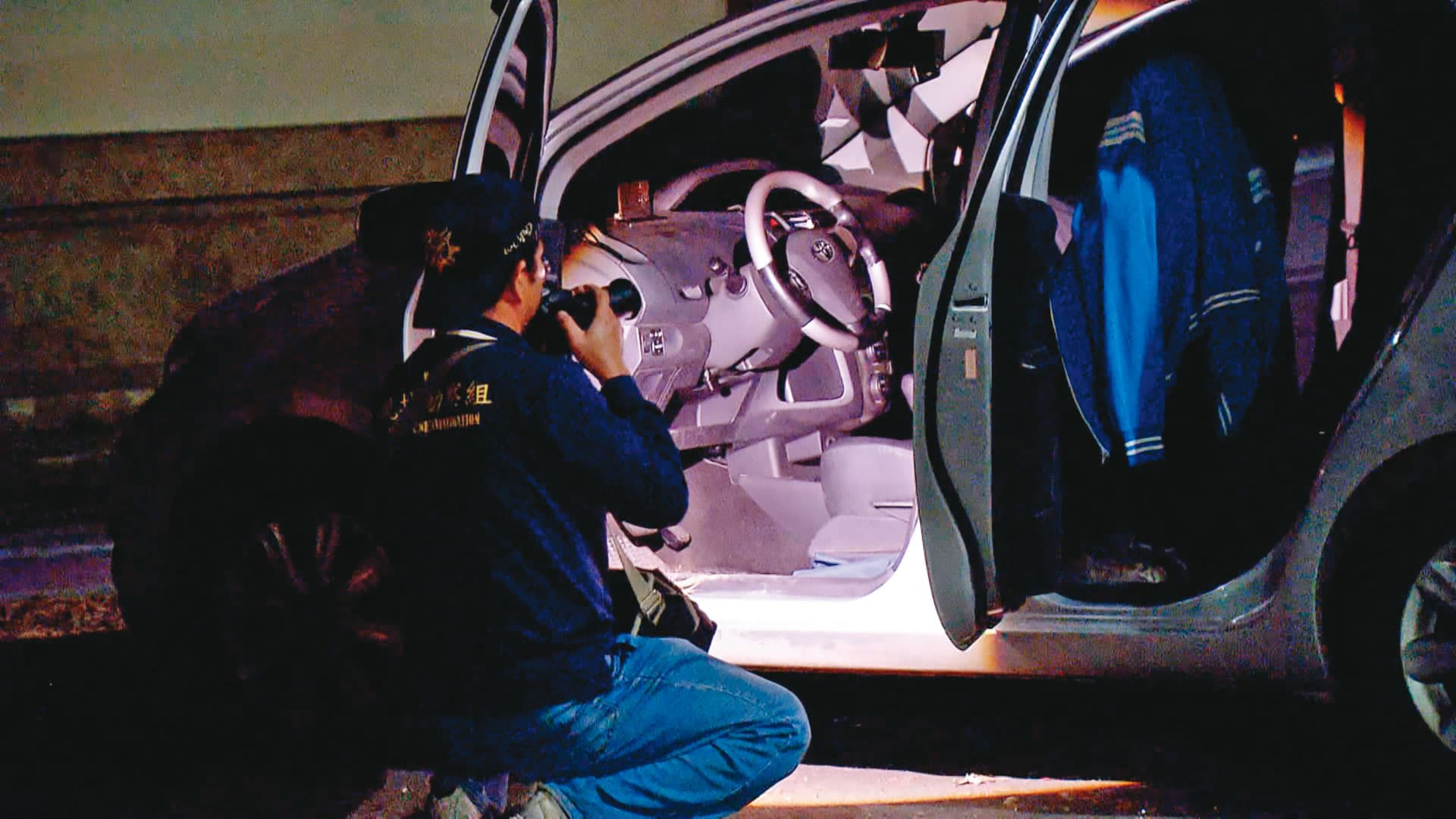 陳姓退休女老師慘死車內,警方獲報到場採證。(東森新聞提供)
