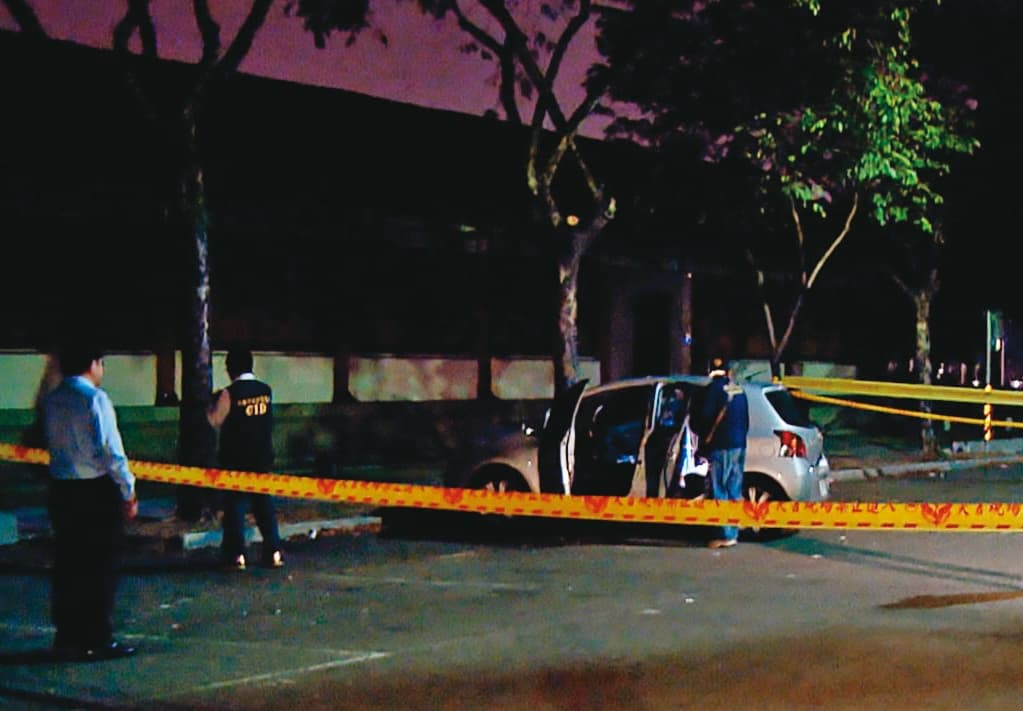 死者的車被發現停在路邊停車格,警方圍起封鎖線,在現場仔細蒐證。(東森新聞提供)