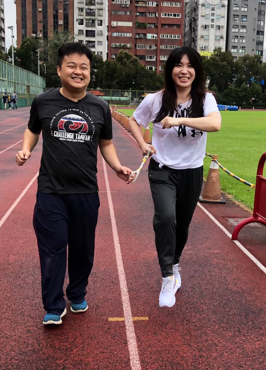 視障馬拉松好手呂冠霖跟許皓宜老師學習陪跑。(公視台語台提供)