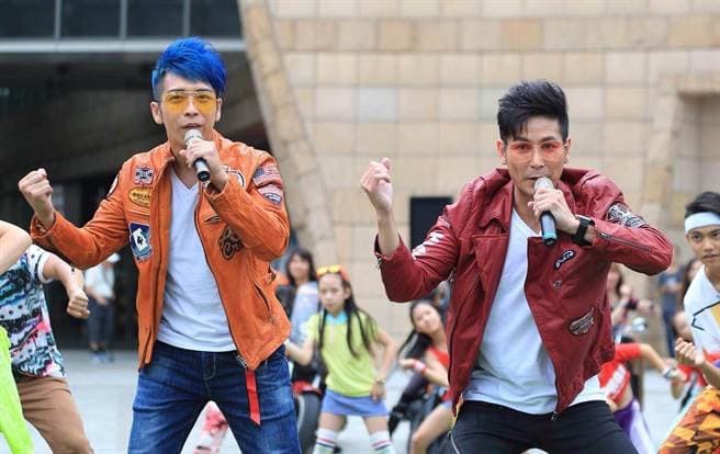 「台一線」經由白冰冰帶出道，這幾年一直主持《我愛冰冰SHOW》外，白冰冰也為他們發片一圓他們的歌星夢。（陳孝志提供）