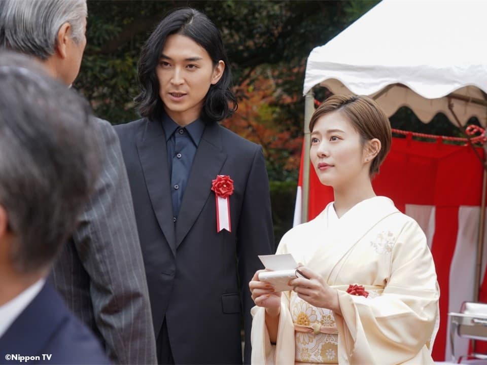 高畑充希與松田翔太在《亂來！我居然會成為社長》去遊樂園約會。（WAKUWAKU JAPAN提供）