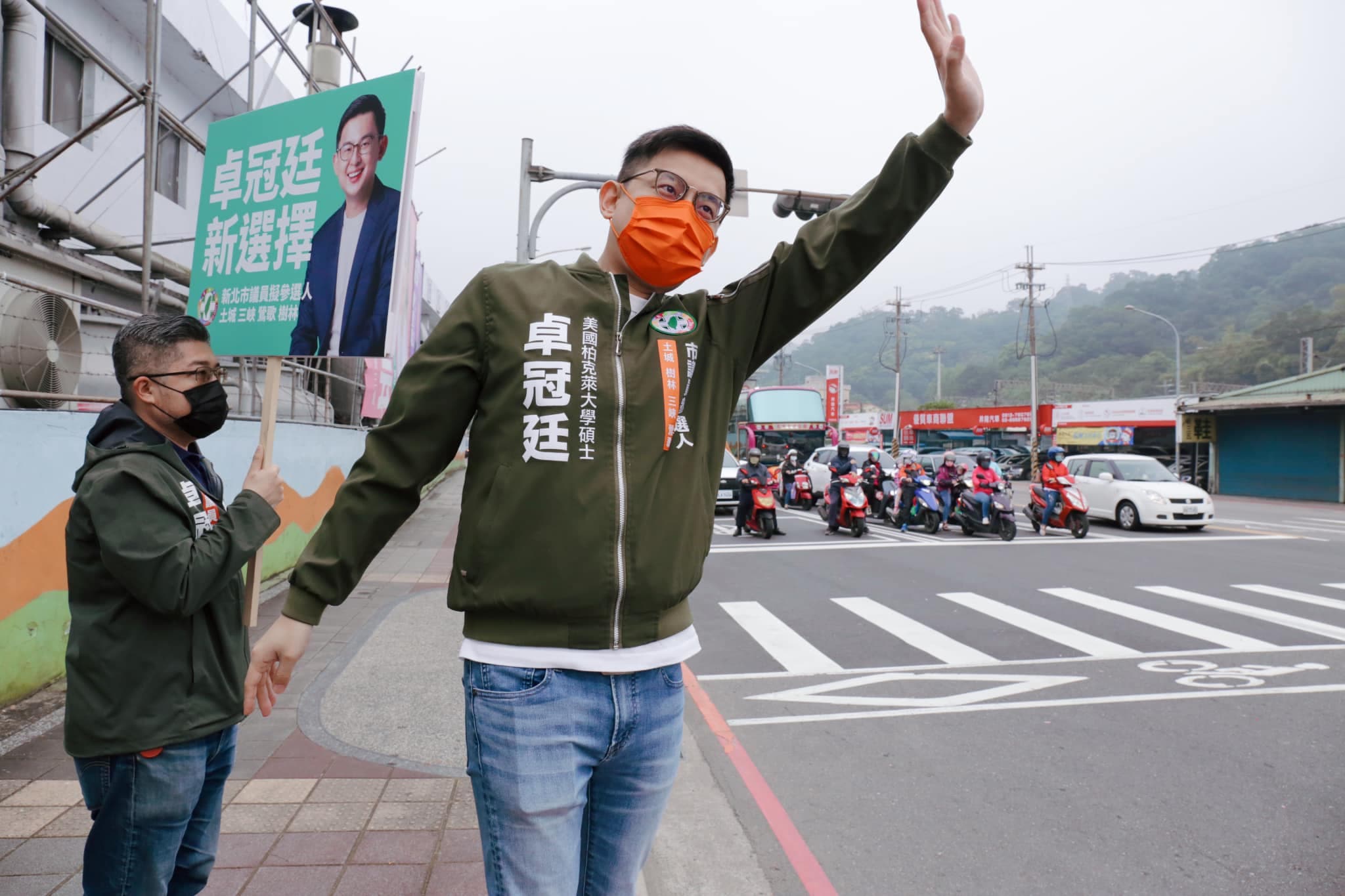 卓冠廷提醒呂家愷,侯友宜市長在新北市議會也有反質詢的表現。(翻攝自卓冠廷臉書)