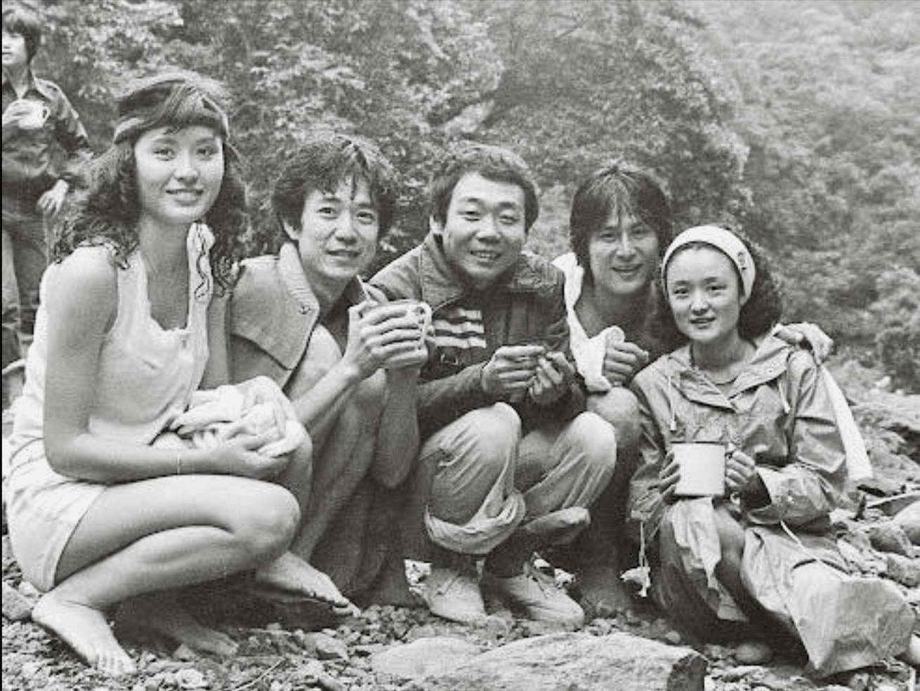 譚艾珍(右)在臉書公開她與好友巴戈(左二)、顧寶明(中)等人的合照。(翻攝譚艾珍臉書)