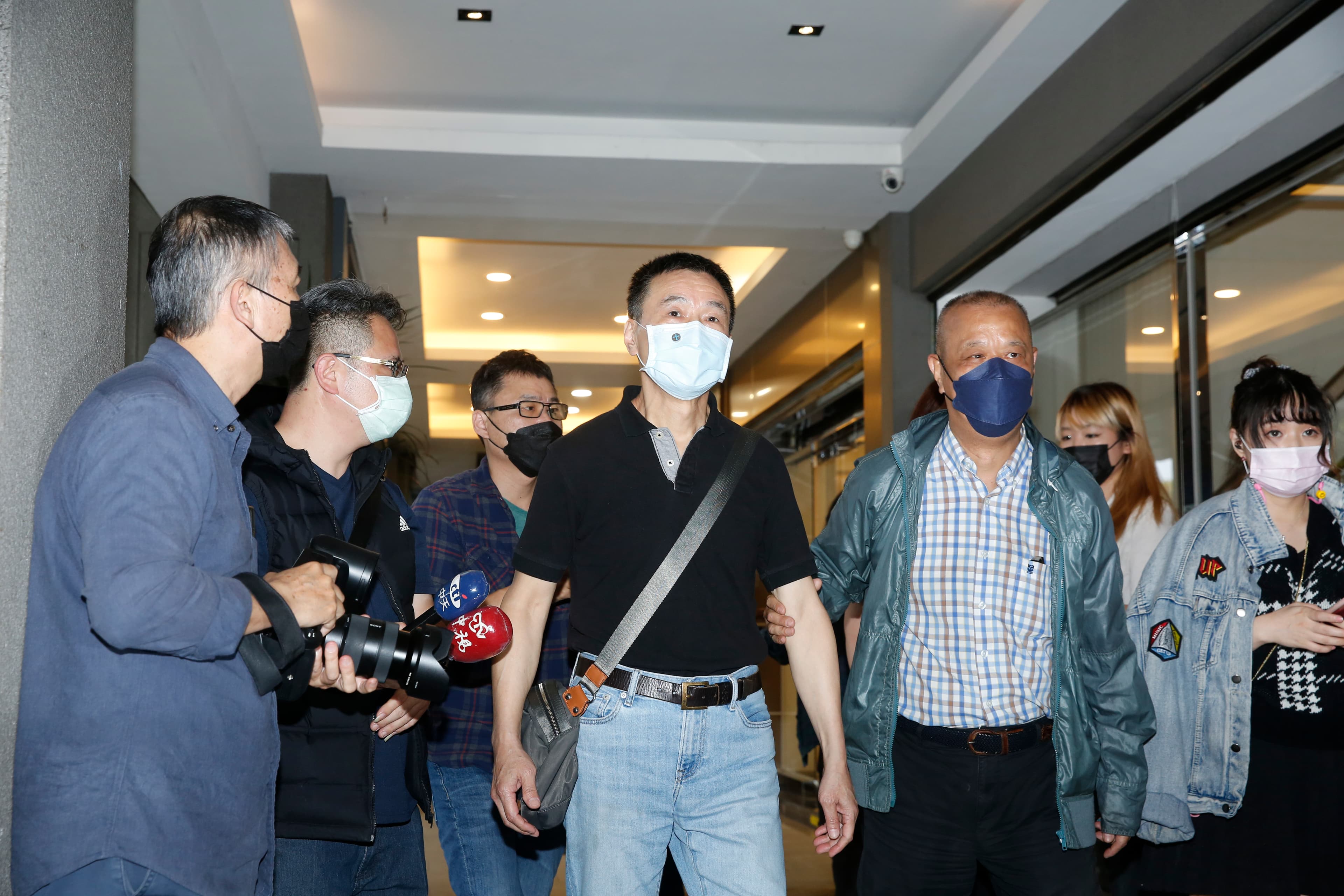 李天柱不捨一連送走多位好友,後來突然悲憤地說「希望大家自求多福。」