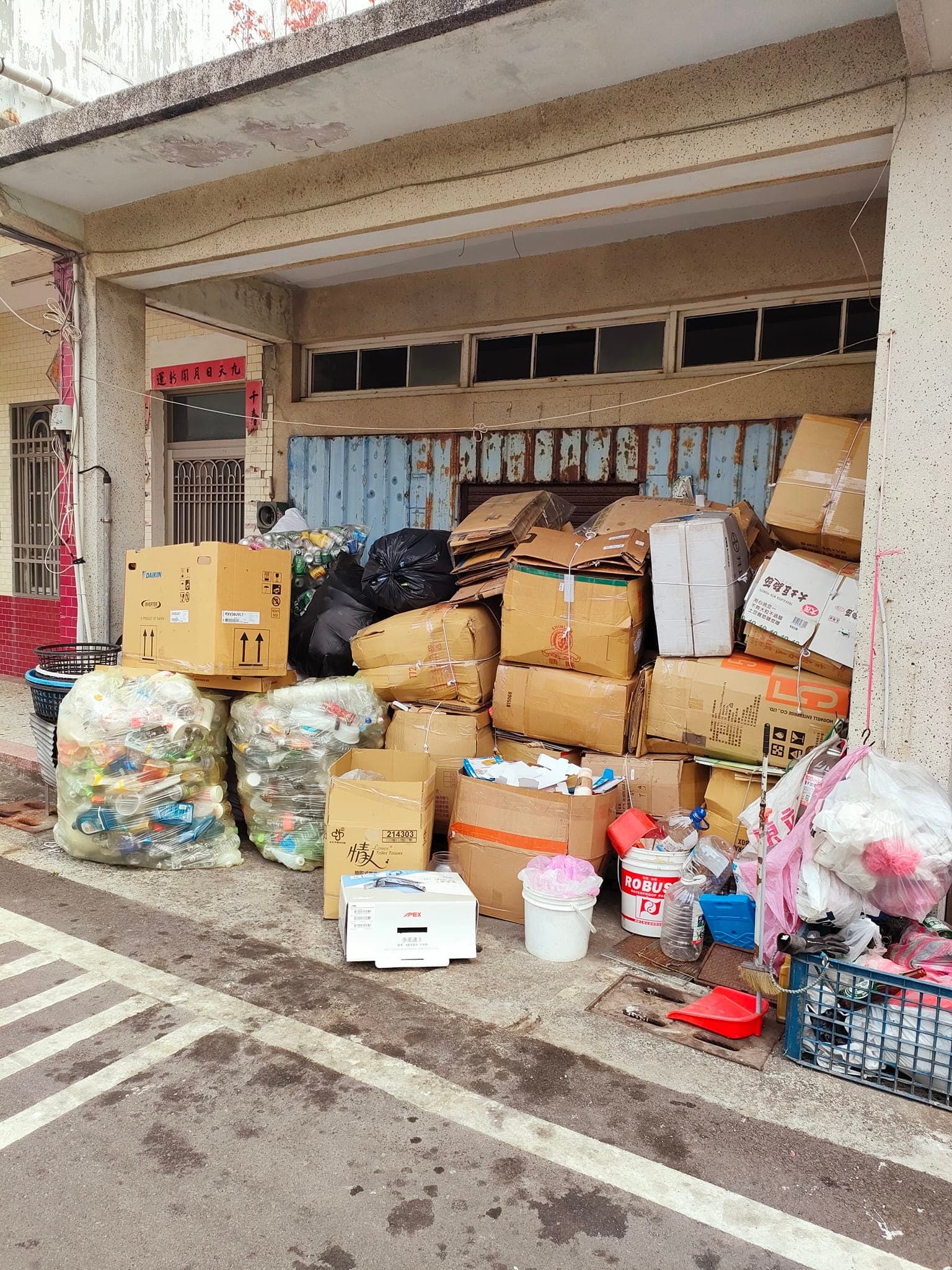 一名網友的老家門口被鄰居堆滿資源回收物。(翻攝自爆怨公社臉書)