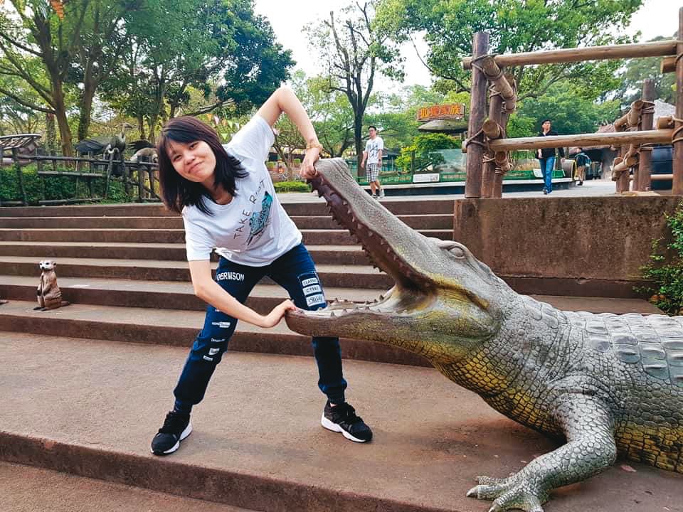 小熙出遊時活潑留影。因為義肢,她現在無法穿緊身的牛仔褲。(小熙提供)