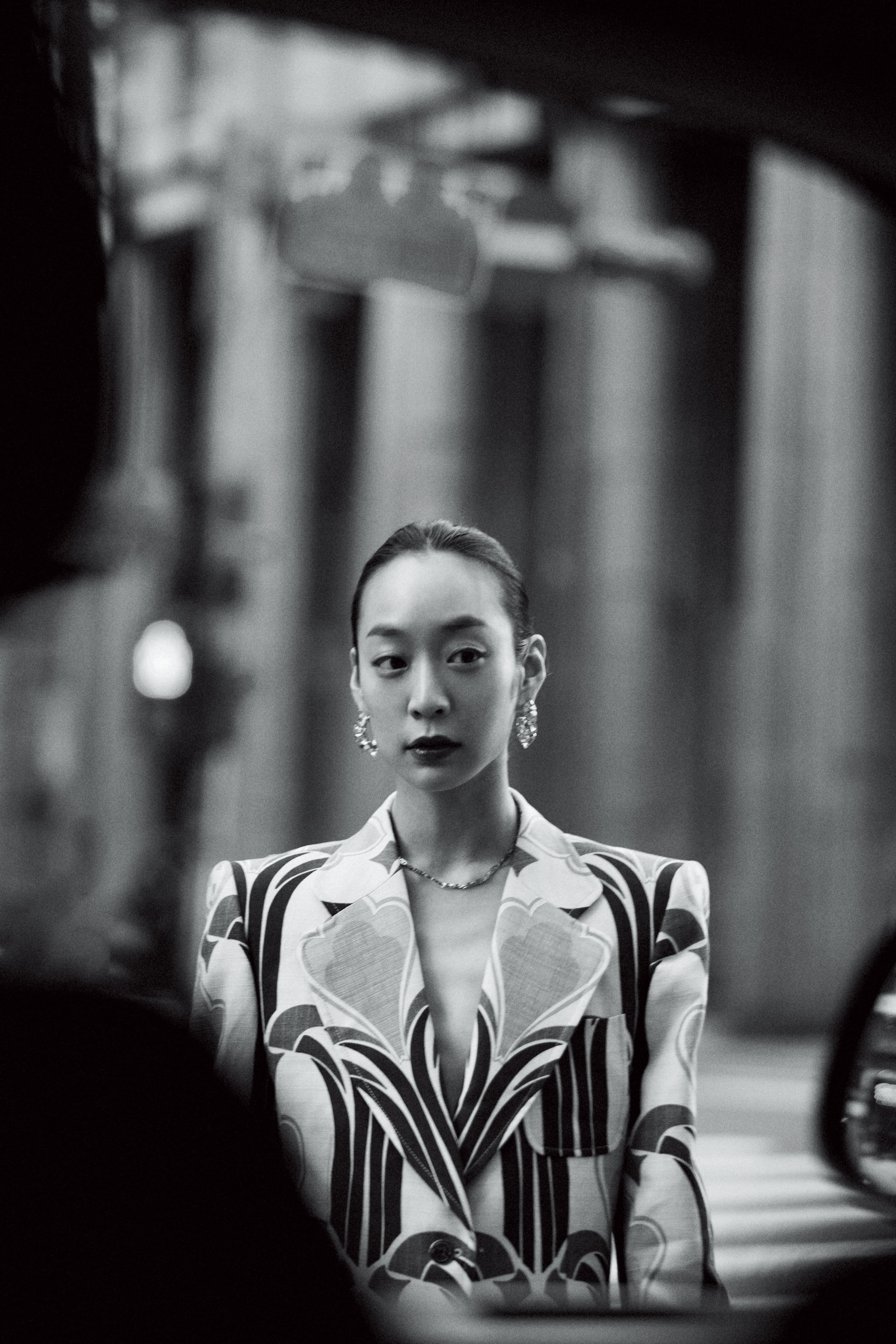 鬱金香印花亞麻西裝外套 NT$150,000 by GUCCI／Chroma大圈耳環 NT$10,000 by SWAROVSKI／金色Logo項鍊 NT$30,500 by CELINE