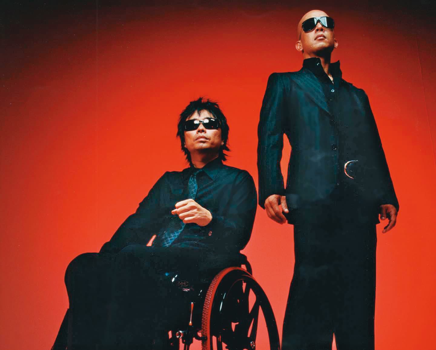 具俊曄(右)和搭檔姜元來(左)組成團體「酷龍」,被封為韓流始祖。