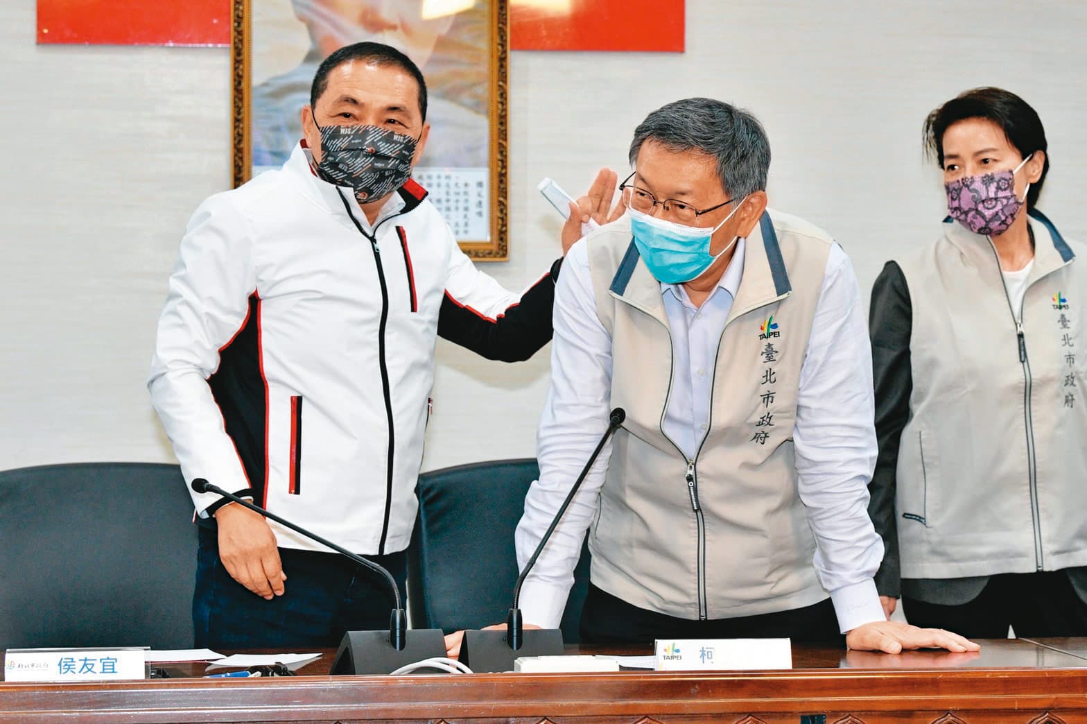 侯友宜(左)、柯文哲(中)18日同台出席雙北合作交流會議,向來少談政治議題的侯,罕見對2024大選表達看法。