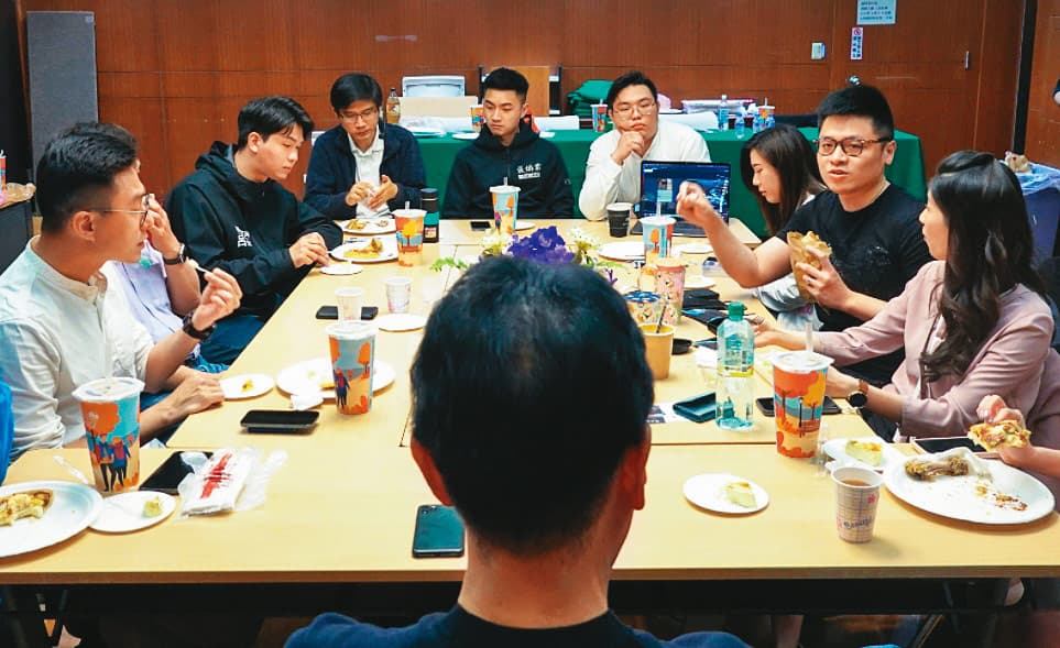 趙少康近日邀請多位雙北市議員青年參選人聚會,提供選戰經驗及建議。(翻攝趙少康臉書)