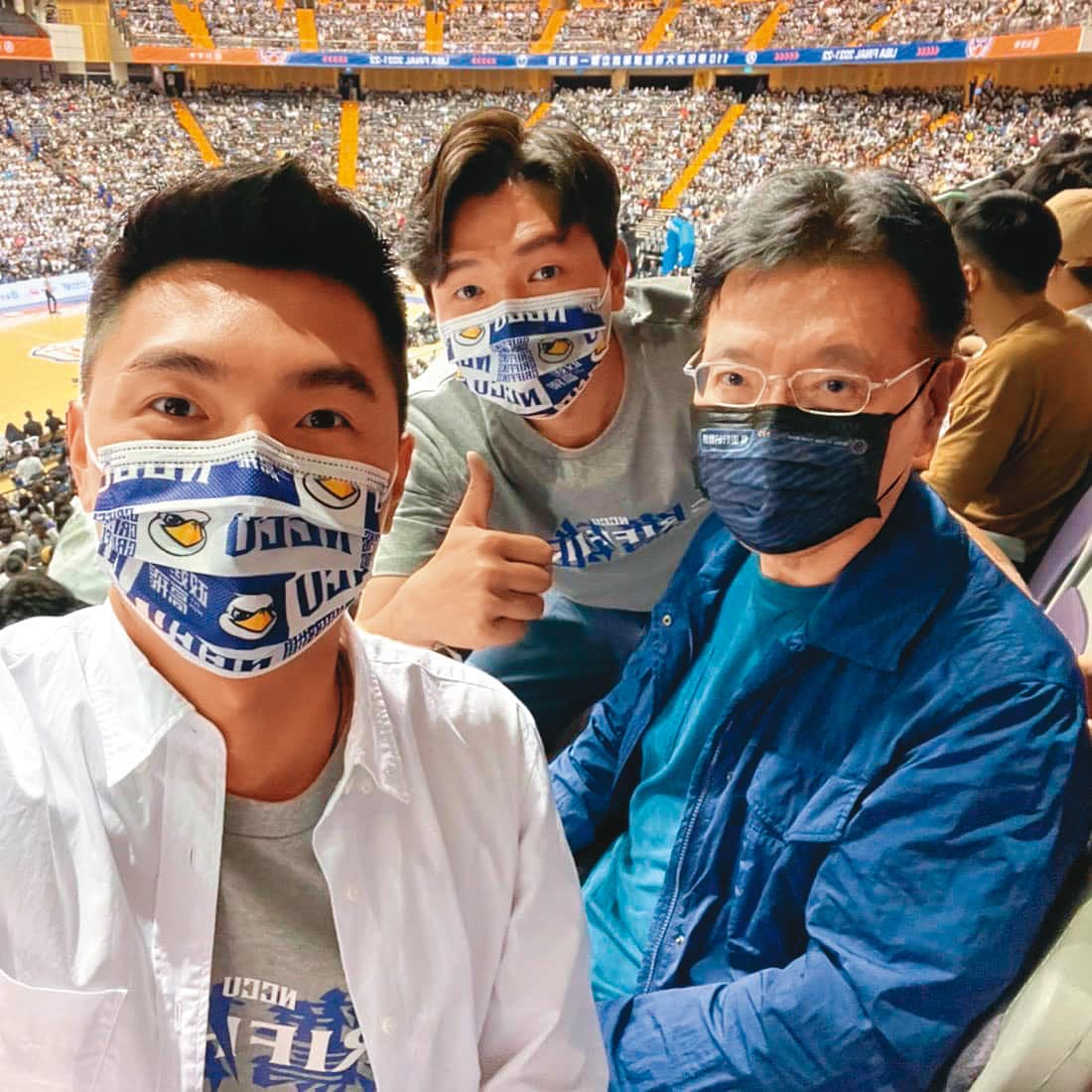 不少國民黨雙北市議員參選人，近日與趙少康（右）合體出席活動，其中包含「侯家軍」人馬呂家愷（中）等人。（翻攝趙少康臉書）